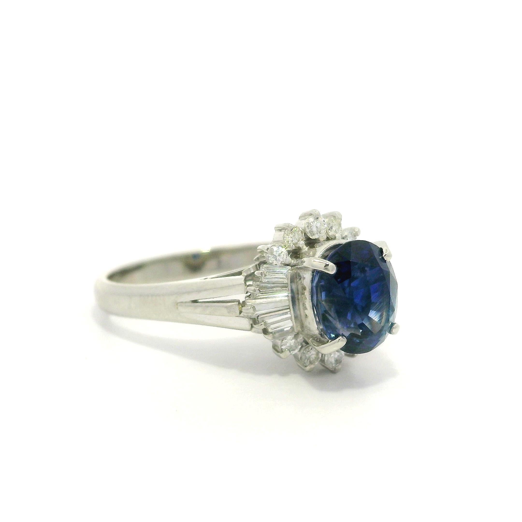 Bague en platine GIA 2.4ctw saphir bleu royal ovale avec diamant rond baguette Halo en vente 3