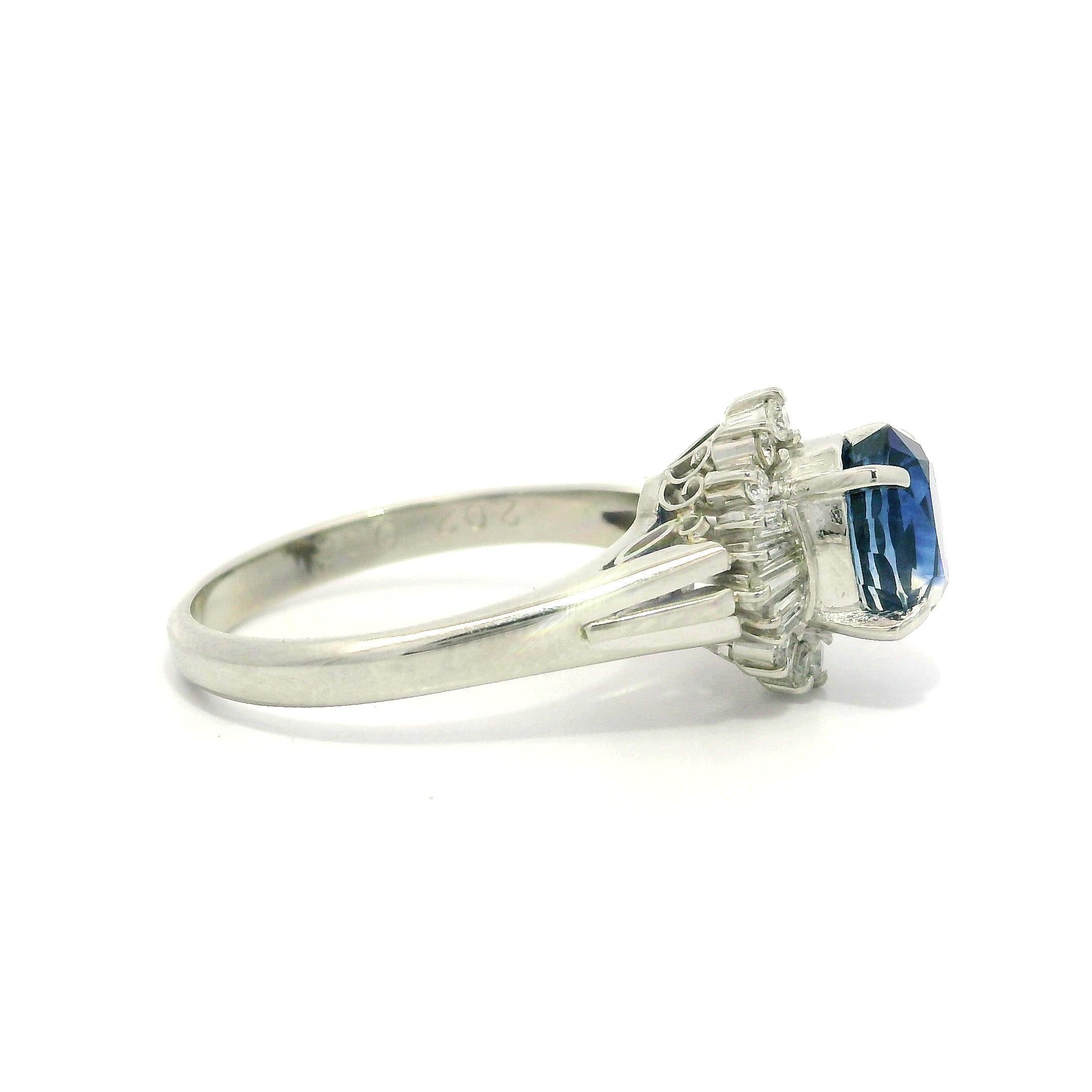 Bague en platine GIA 2.4ctw saphir bleu royal ovale avec diamant rond baguette Halo en vente 4