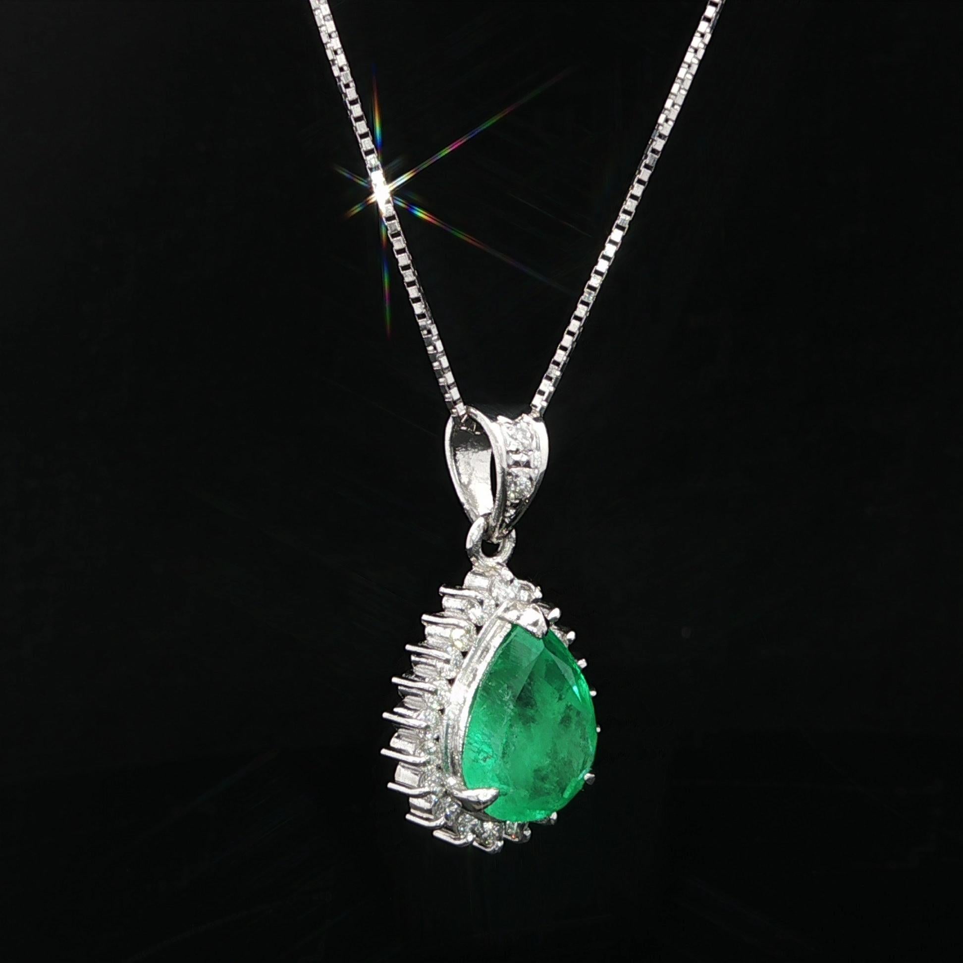 Collier pendentif en platine GIA 2.51ctw F1 Colombian Pear Cut Emerald w/ Diamond en vente 5