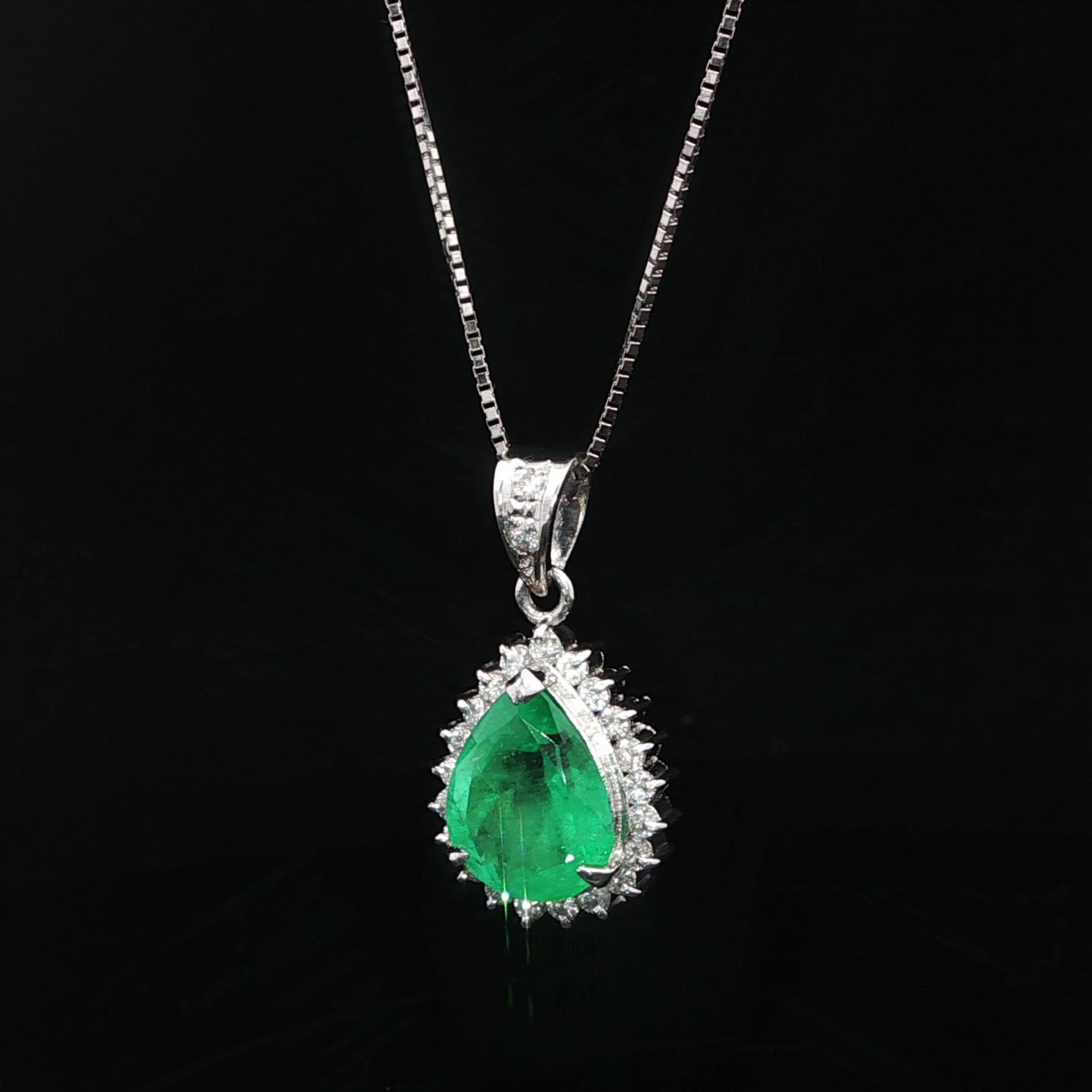 Collier pendentif en platine GIA 2.51ctw F1 Colombian Pear Cut Emerald w/ Diamond en vente 6