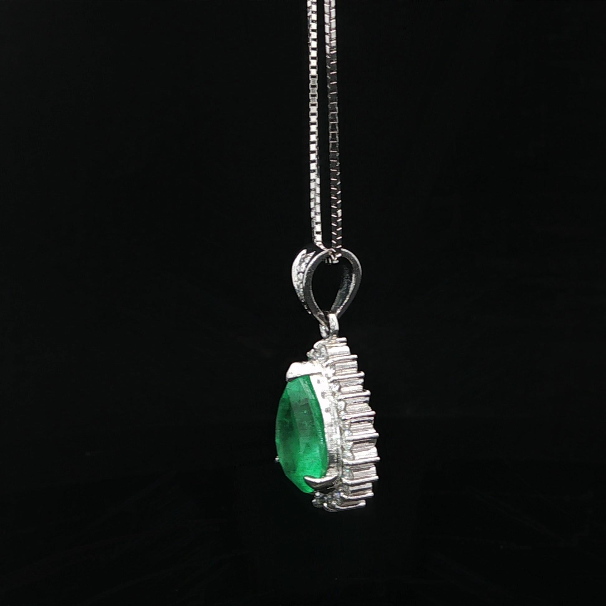 Collier pendentif en platine GIA 2.51ctw F1 Colombian Pear Cut Emerald w/ Diamond en vente 7