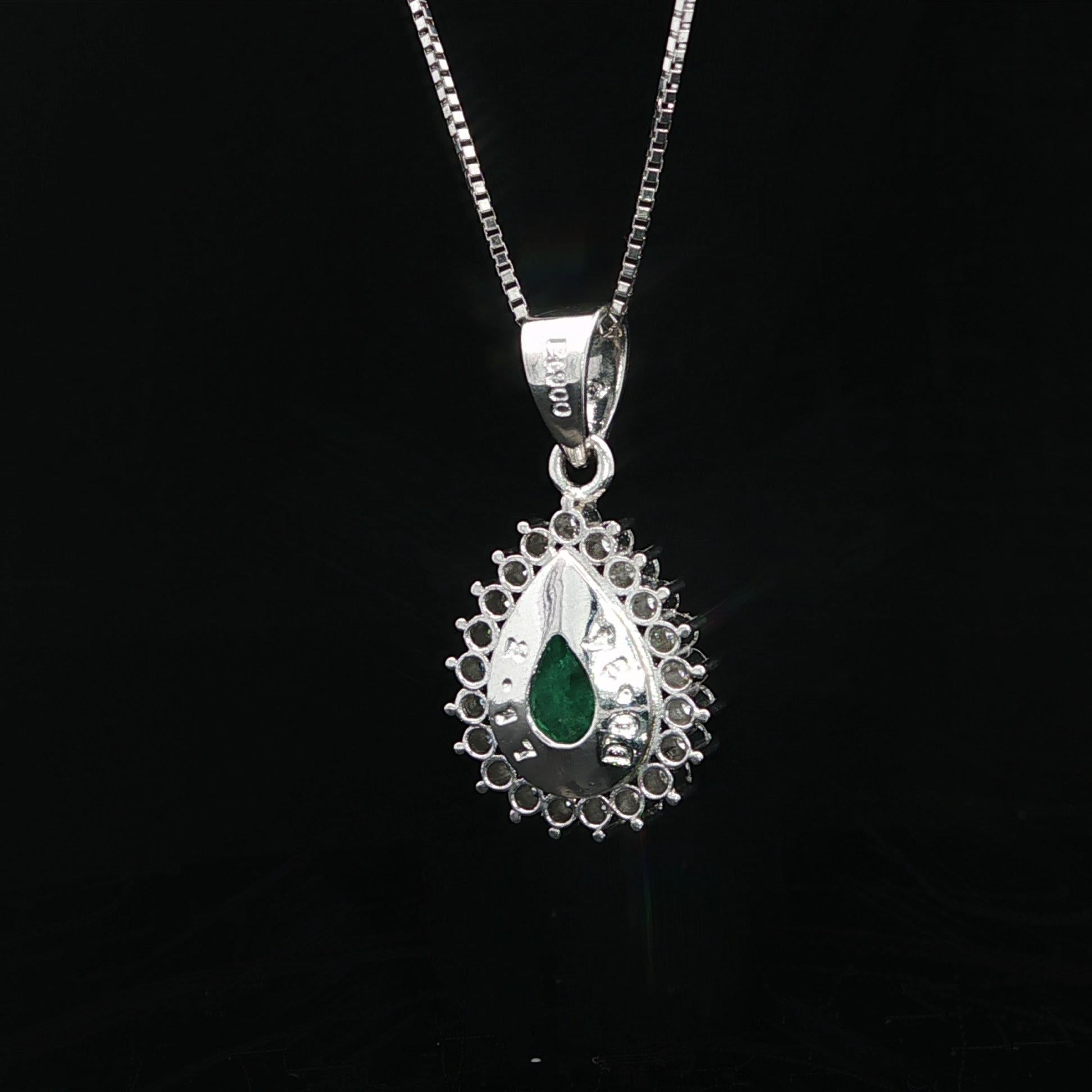 Collier pendentif en platine GIA 2.51ctw F1 Colombian Pear Cut Emerald w/ Diamond en vente 8