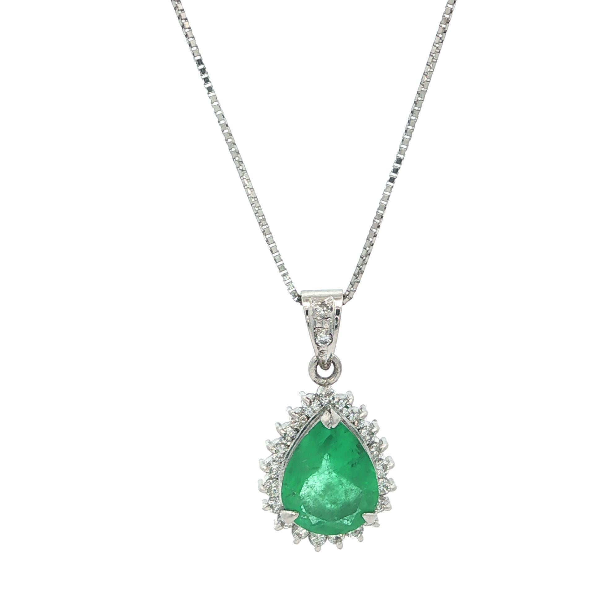 Collier pendentif en platine GIA 2.51ctw F1 Colombian Pear Cut Emerald w/ Diamond Excellent état - En vente à Montclair, NJ