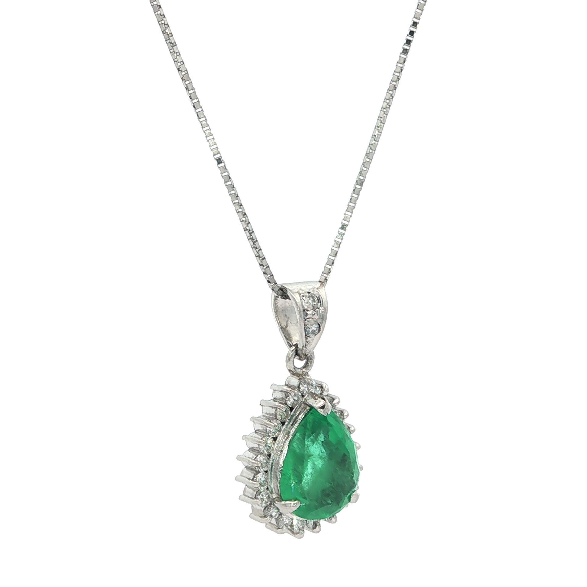 Collier pendentif en platine GIA 2.51ctw F1 Colombian Pear Cut Emerald w/ Diamond Pour femmes en vente