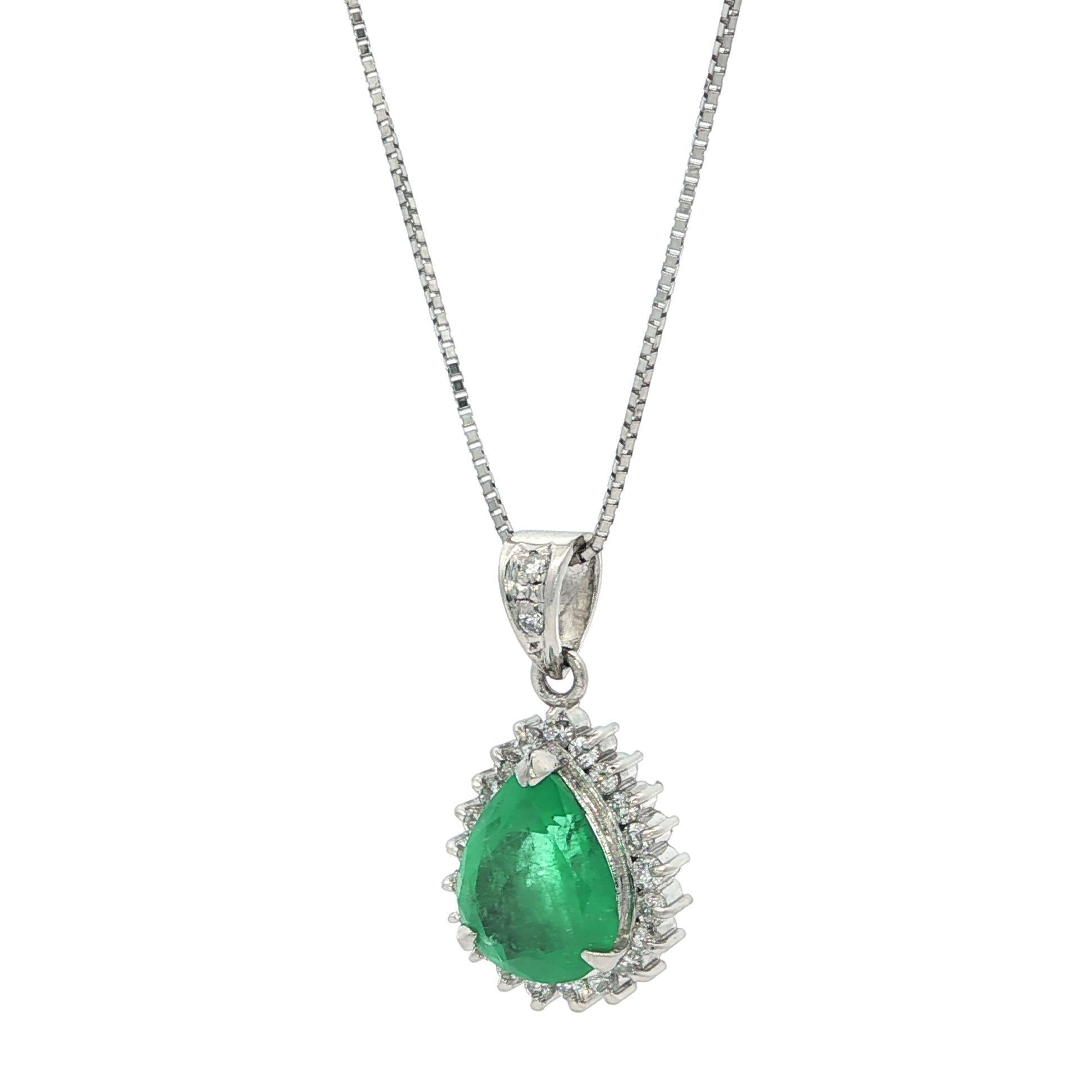 Collier pendentif en platine GIA 2.51ctw F1 Colombian Pear Cut Emerald w/ Diamond en vente 1