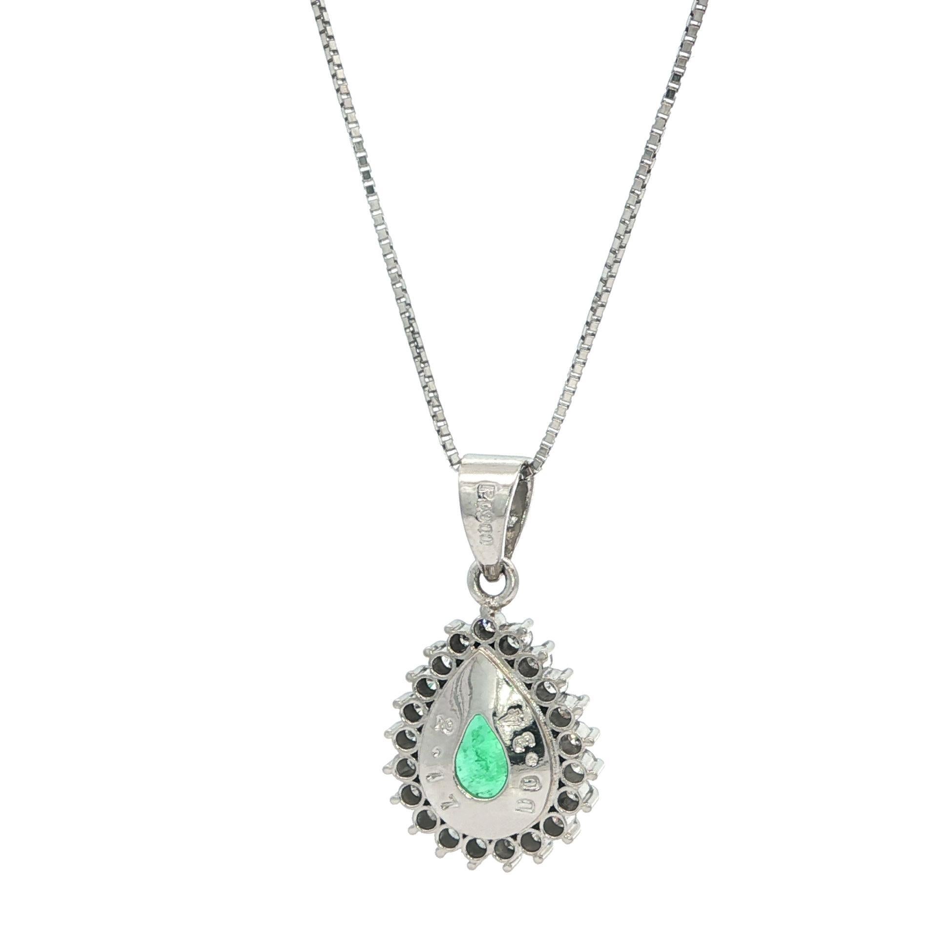 Collier pendentif en platine GIA 2.51ctw F1 Colombian Pear Cut Emerald w/ Diamond en vente 2