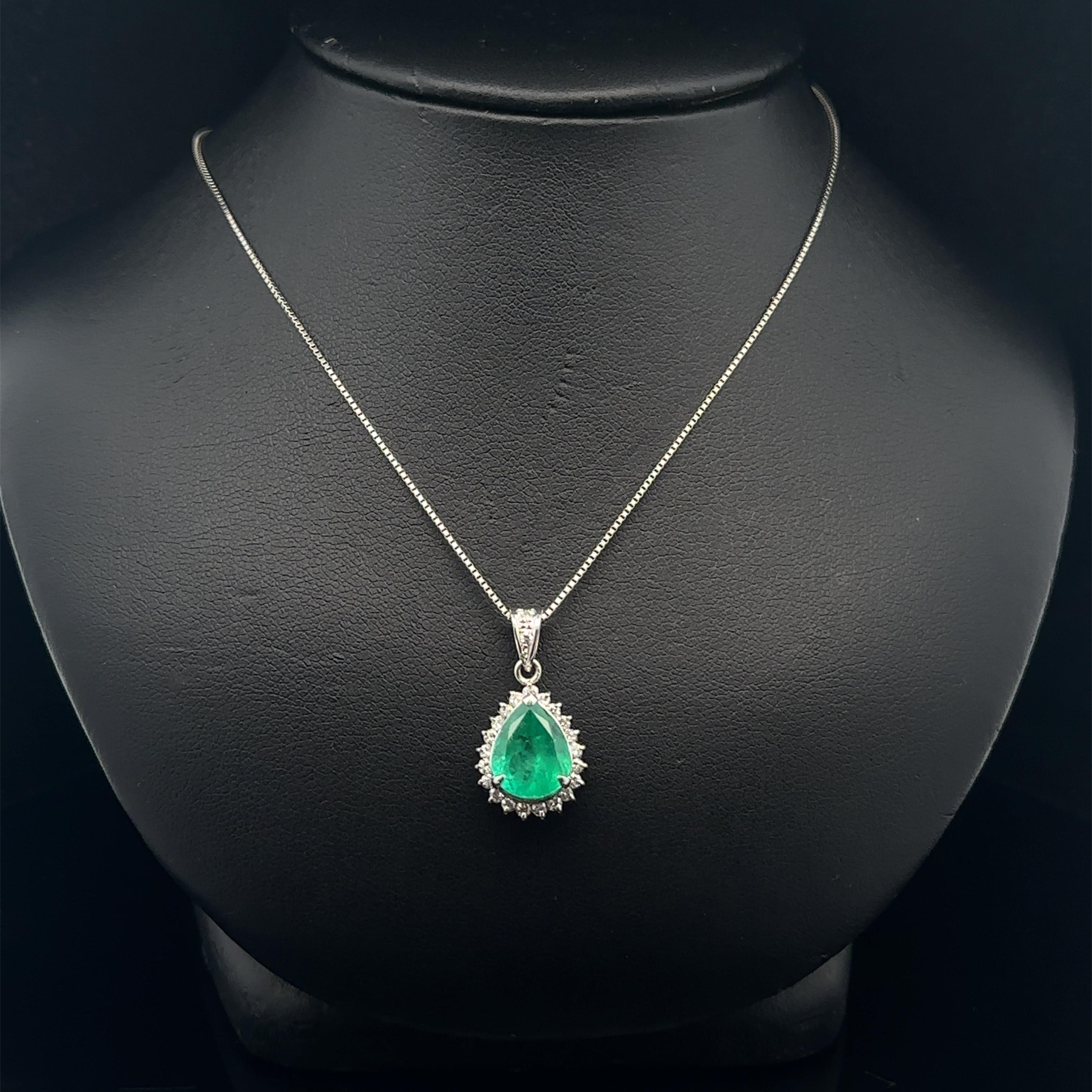 Collier pendentif en platine GIA 2.51ctw F1 Colombian Pear Cut Emerald w/ Diamond en vente 3