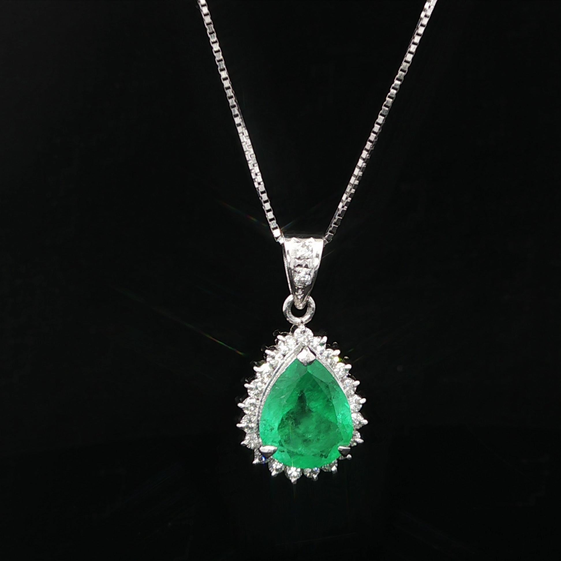 Collier pendentif en platine GIA 2.51ctw F1 Colombian Pear Cut Emerald w/ Diamond en vente 4