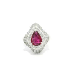 Anillo de cóctel bailarina con doble halo de diamantes y rubí pera de 2,55 ctw en platino GIA