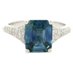 Platin GIA 2,56ctw Ring mit unbehandeltem Saphir im Smaragdschliff und Pavé-Diamant