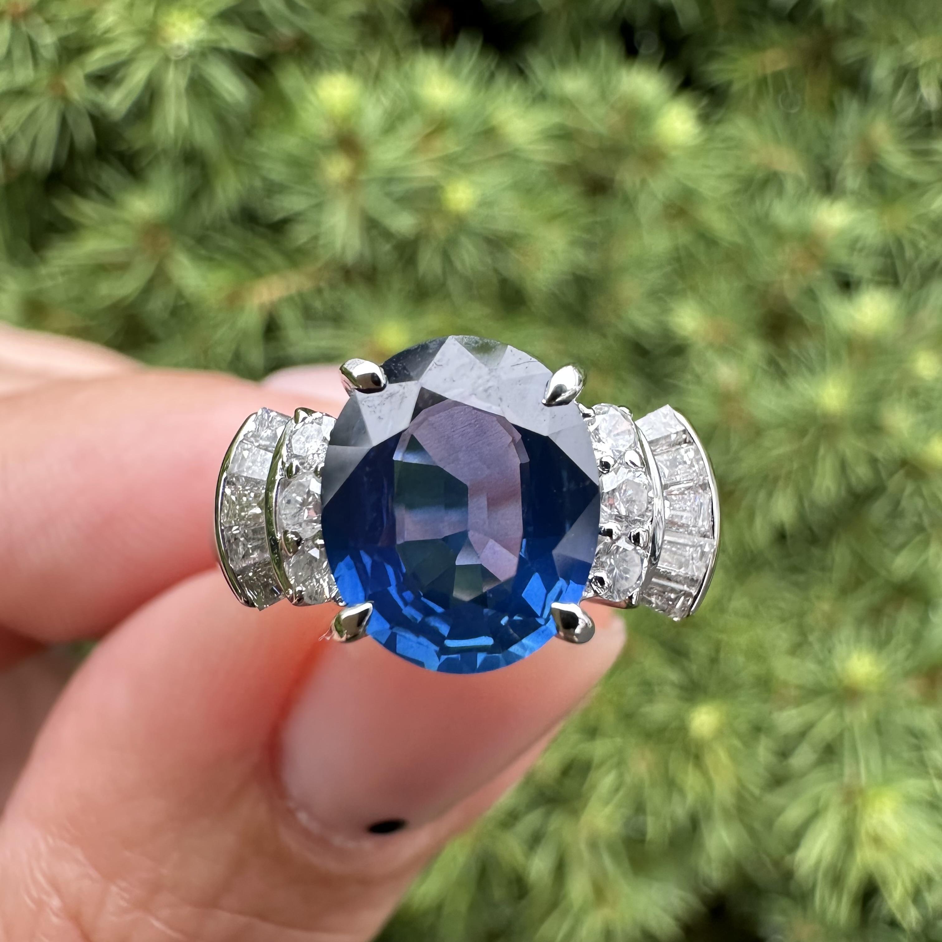 Anillo de Platino GIA 2.59ctw Zafiro Azul Real Ovalado Diamante Baguette Redondo en los Laterales en venta 5