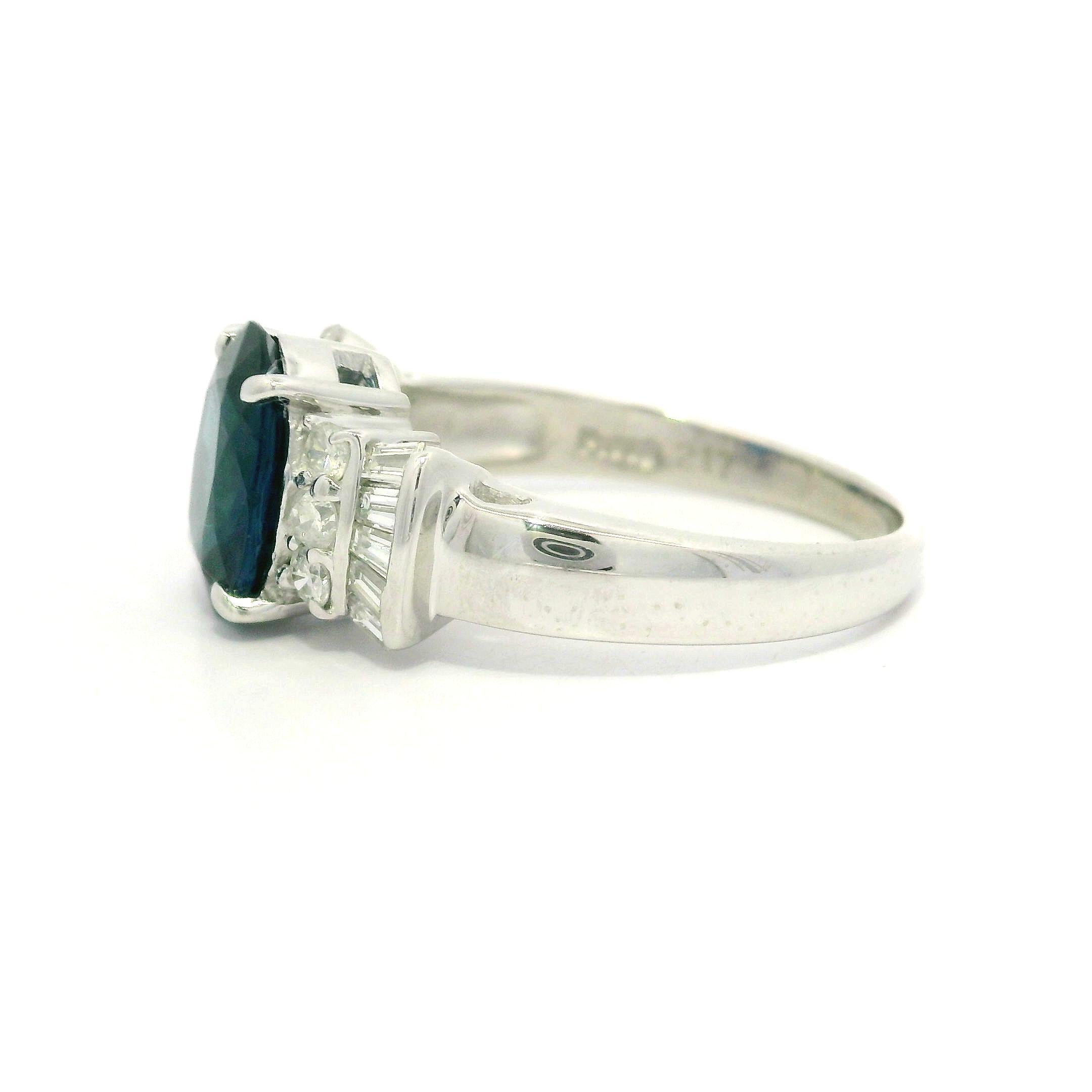 Anillo de Platino GIA 2.59ctw Zafiro Azul Real Ovalado Diamante Baguette Redondo en los Laterales Corte oval en venta