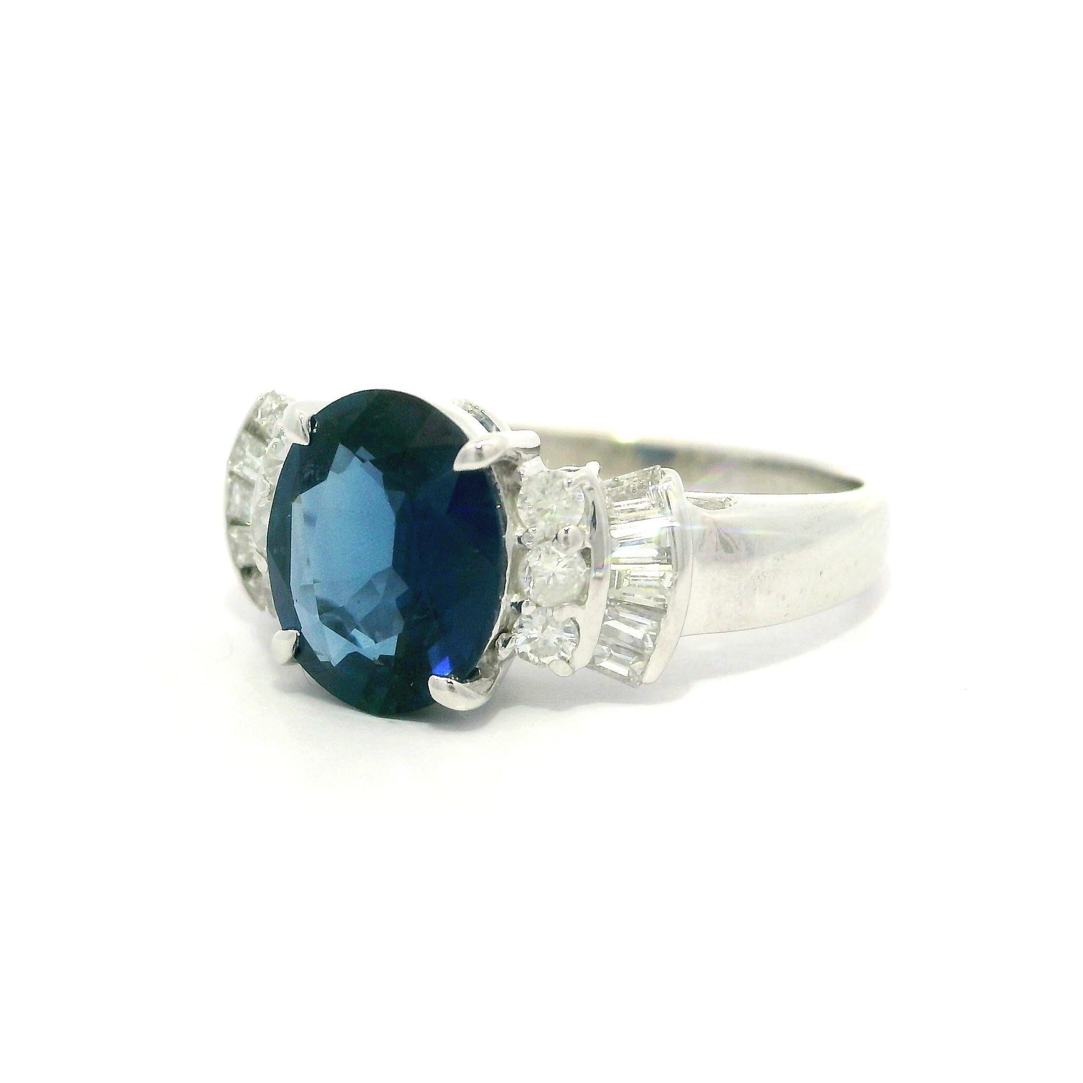 Anillo de Platino GIA 2.59ctw Zafiro Azul Real Ovalado Diamante Baguette Redondo en los Laterales en Excelente estado para la venta en Montclair, NJ