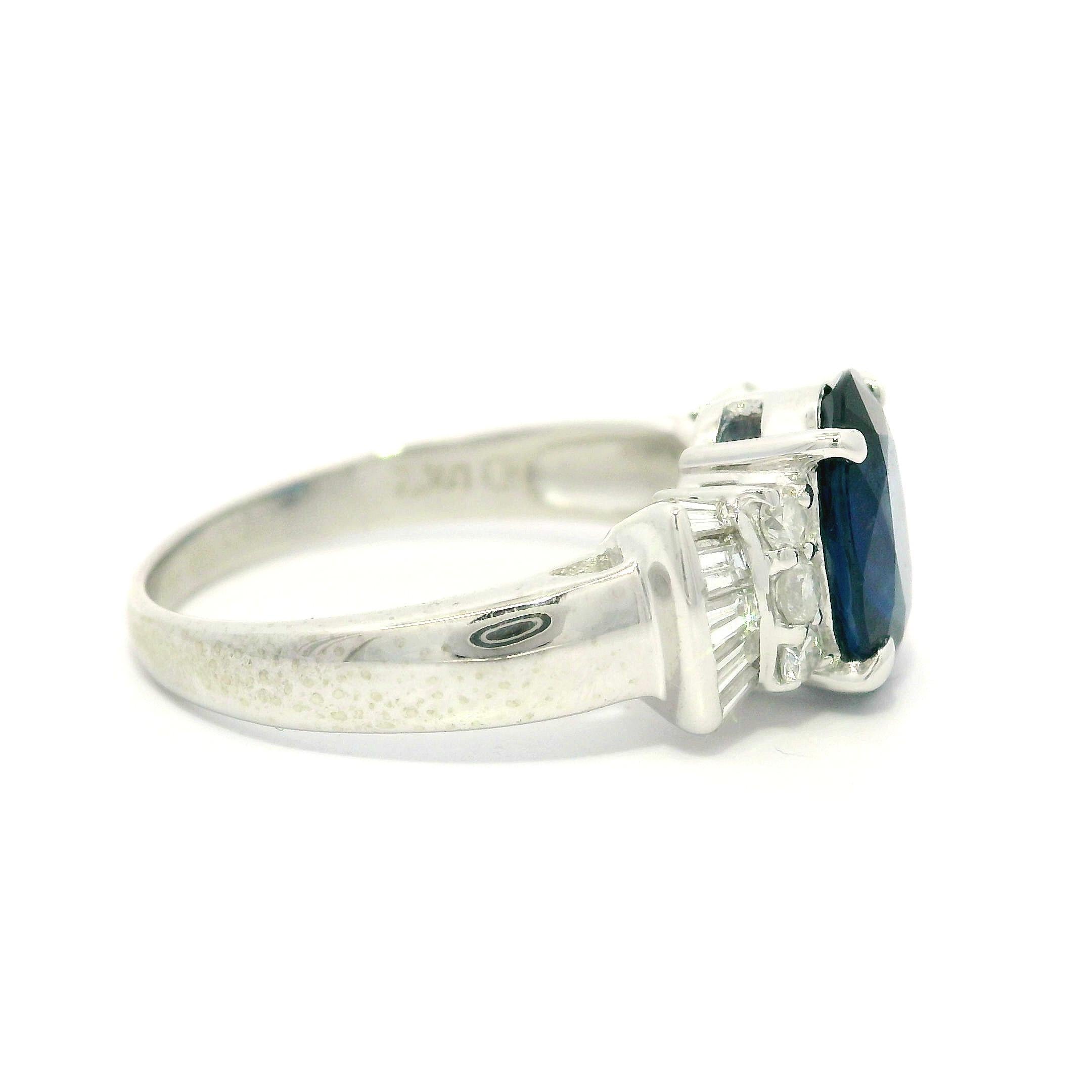 Anillo de Platino GIA 2.59ctw Zafiro Azul Real Ovalado Diamante Baguette Redondo en los Laterales en venta 1