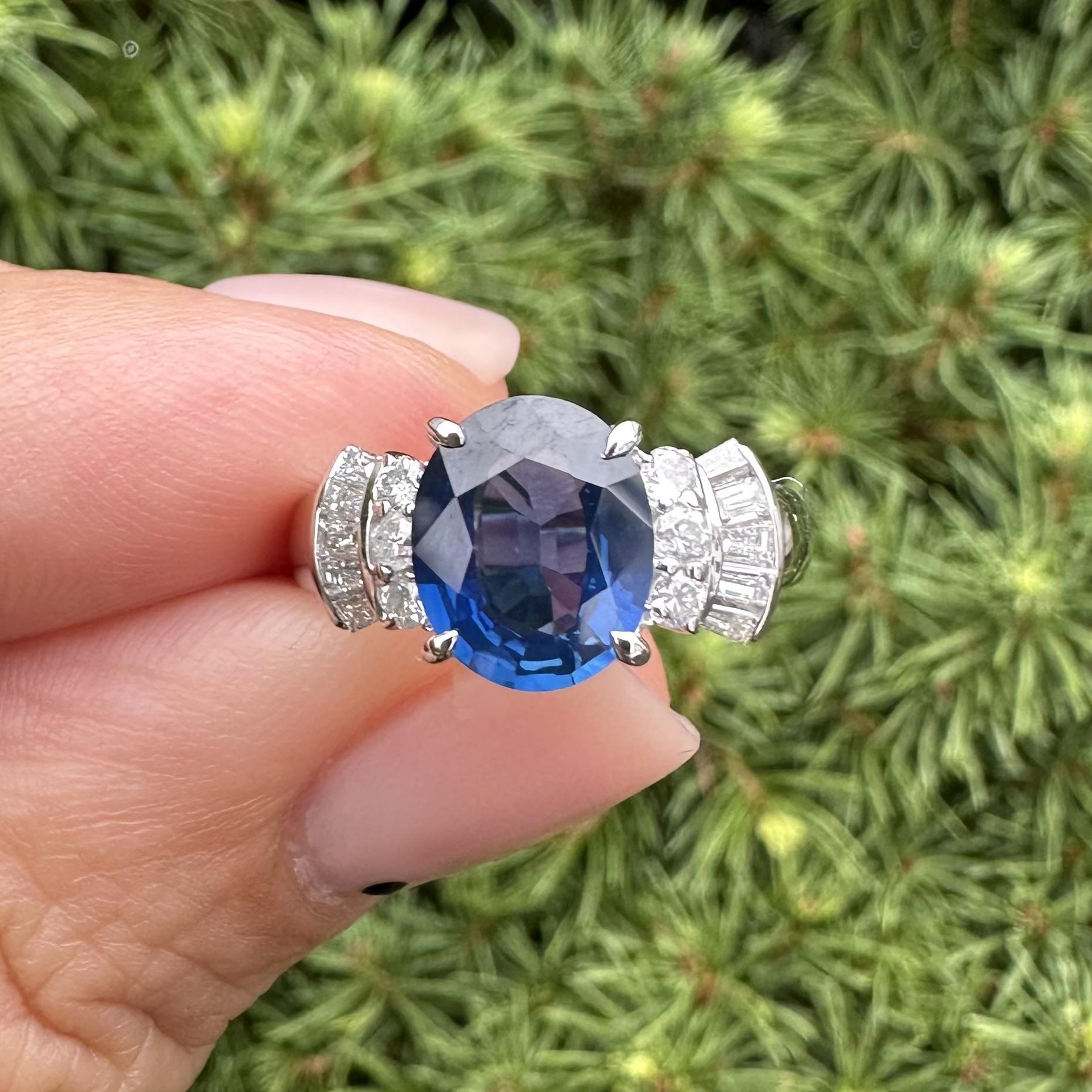 Anillo de Platino GIA 2.59ctw Zafiro Azul Real Ovalado Diamante Baguette Redondo en los Laterales en venta 3