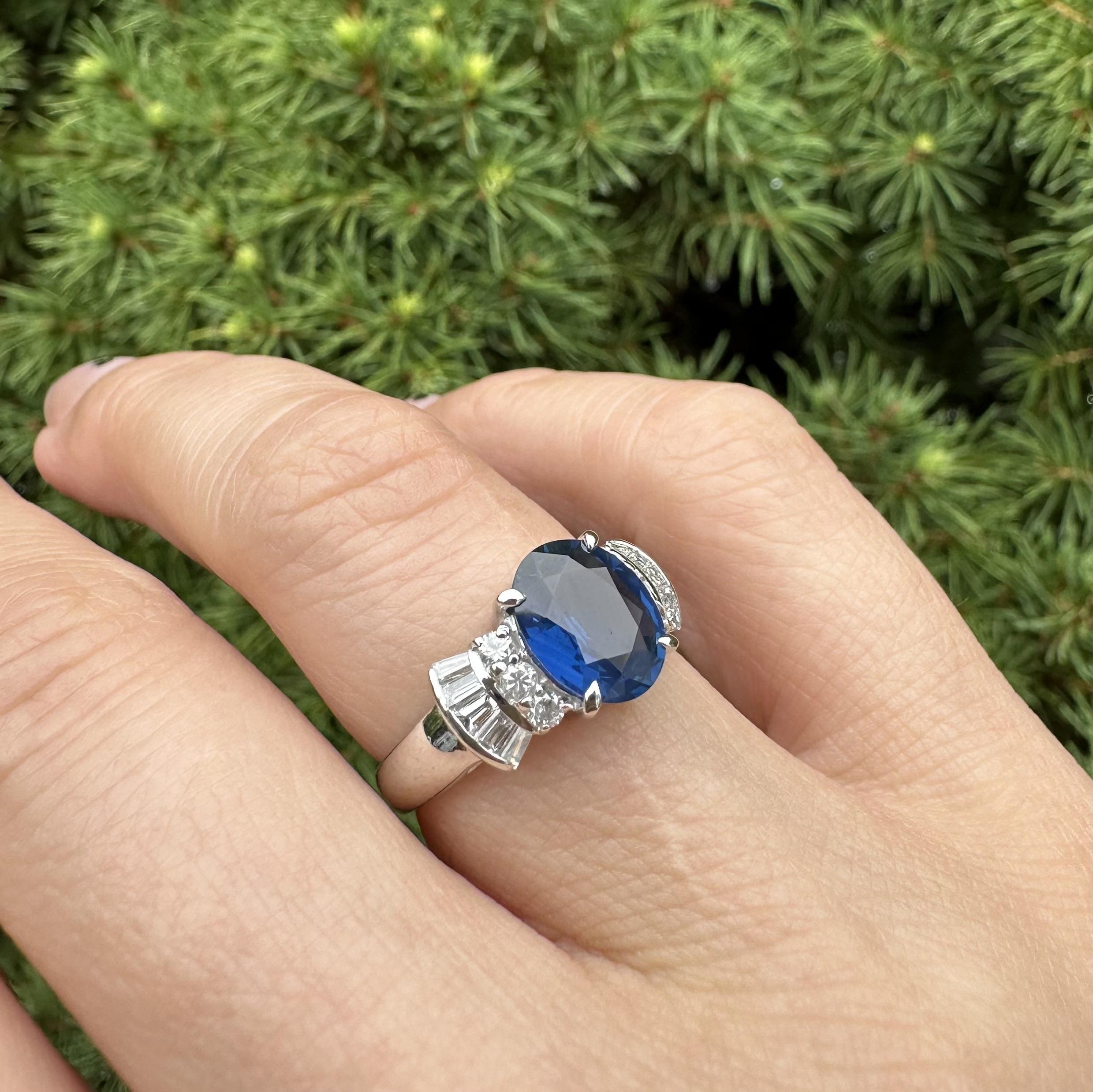Anillo de Platino GIA 2.59ctw Zafiro Azul Real Ovalado Diamante Baguette Redondo en los Laterales en venta 4
