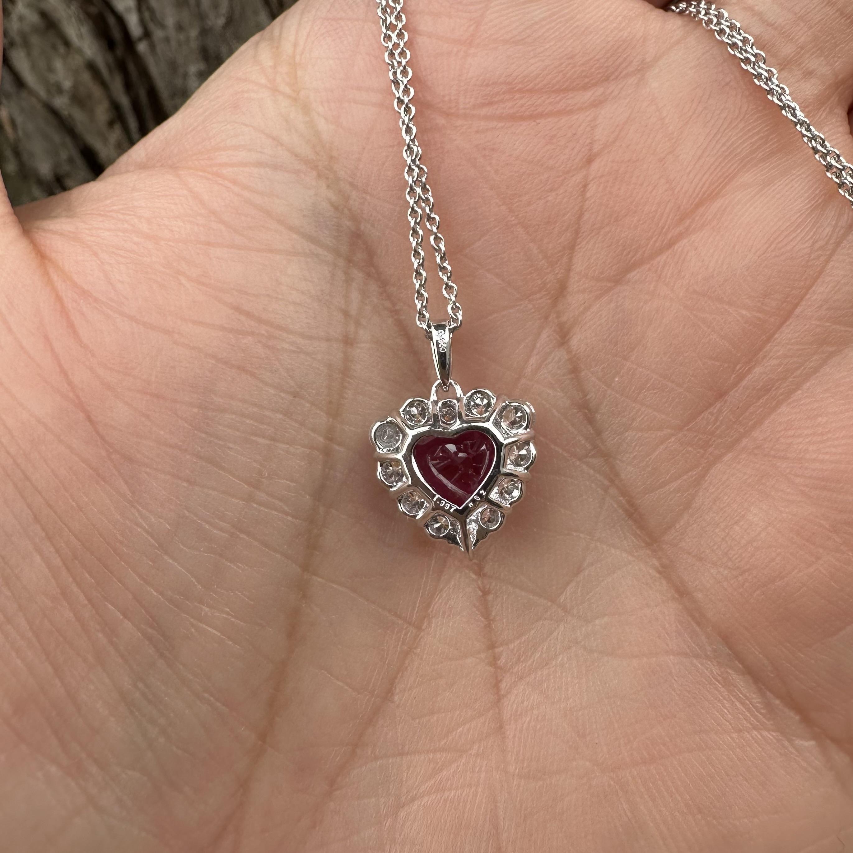 Collier en platine GIA 2.61ctw Vivid Diamonds avec pendentif halo en diamant en vente 5