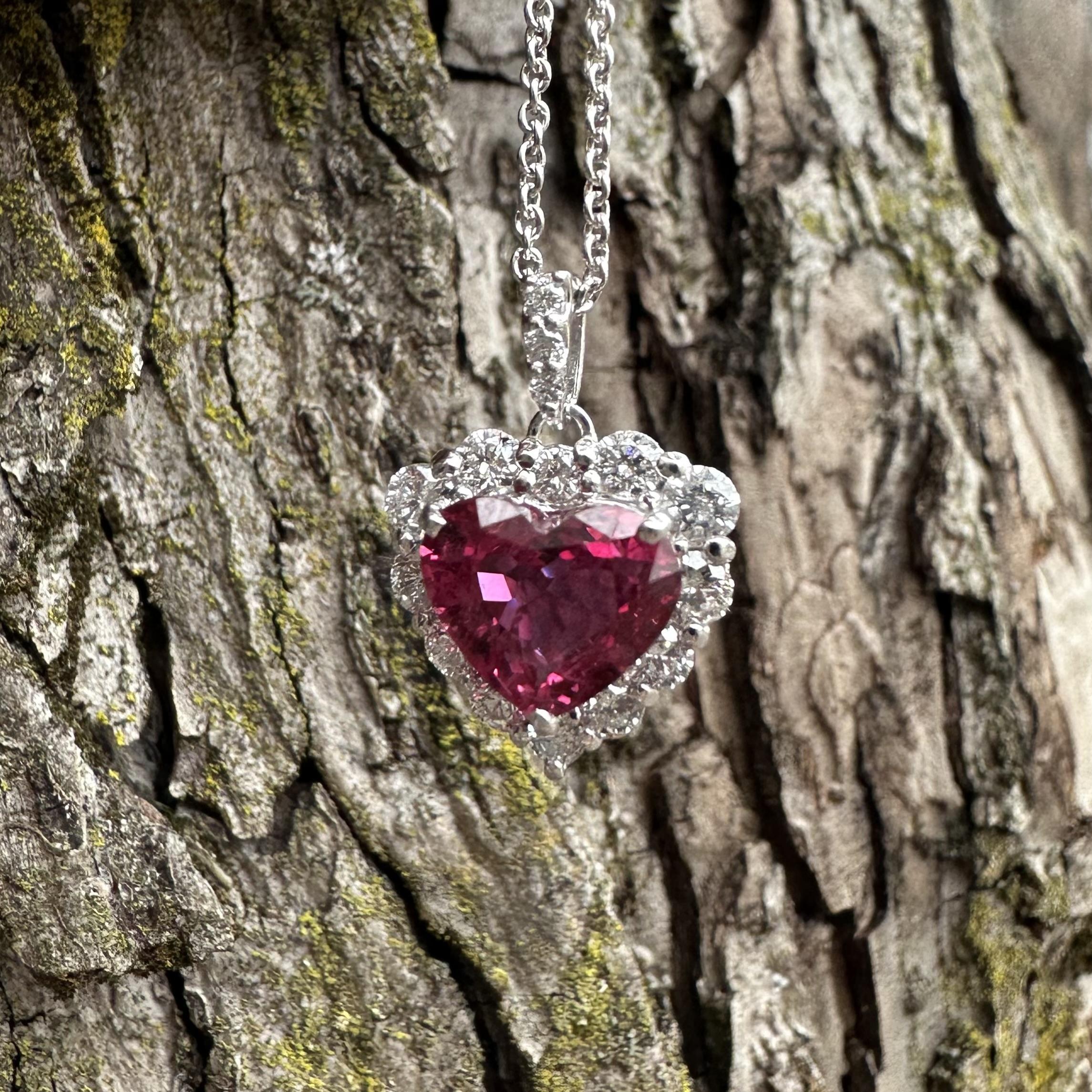 Collier en platine GIA 2.61ctw Vivid Diamonds avec pendentif halo en diamant en vente 6