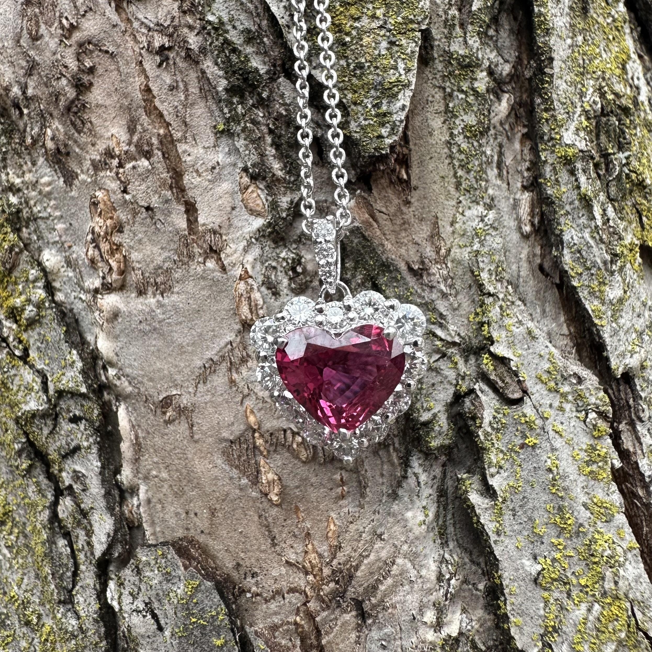 Collier en platine GIA 2.61ctw Vivid Diamonds avec pendentif halo en diamant en vente 7