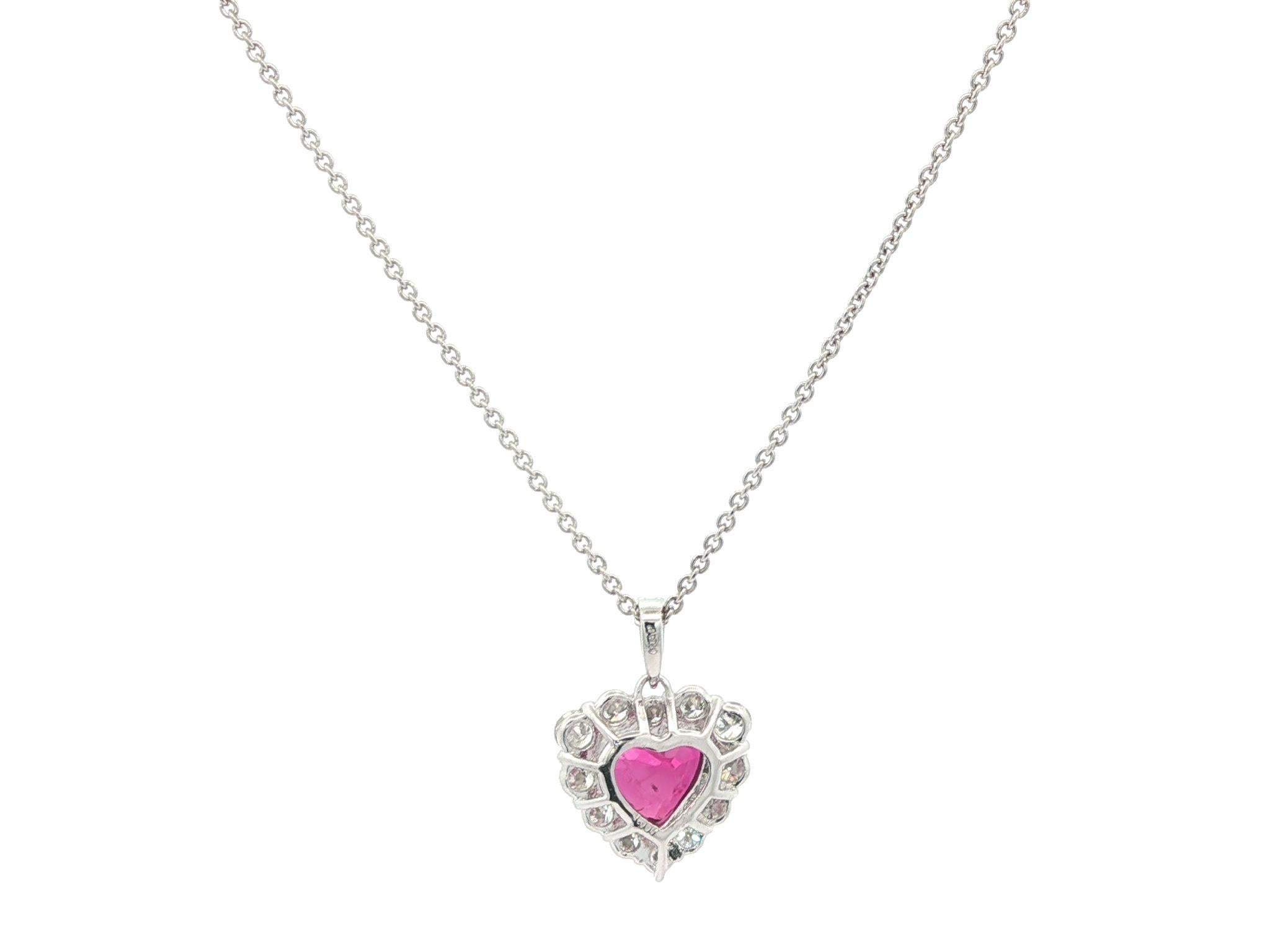 Taille brillant Collier en platine GIA 2.61ctw Vivid Diamonds avec pendentif halo en diamant en vente
