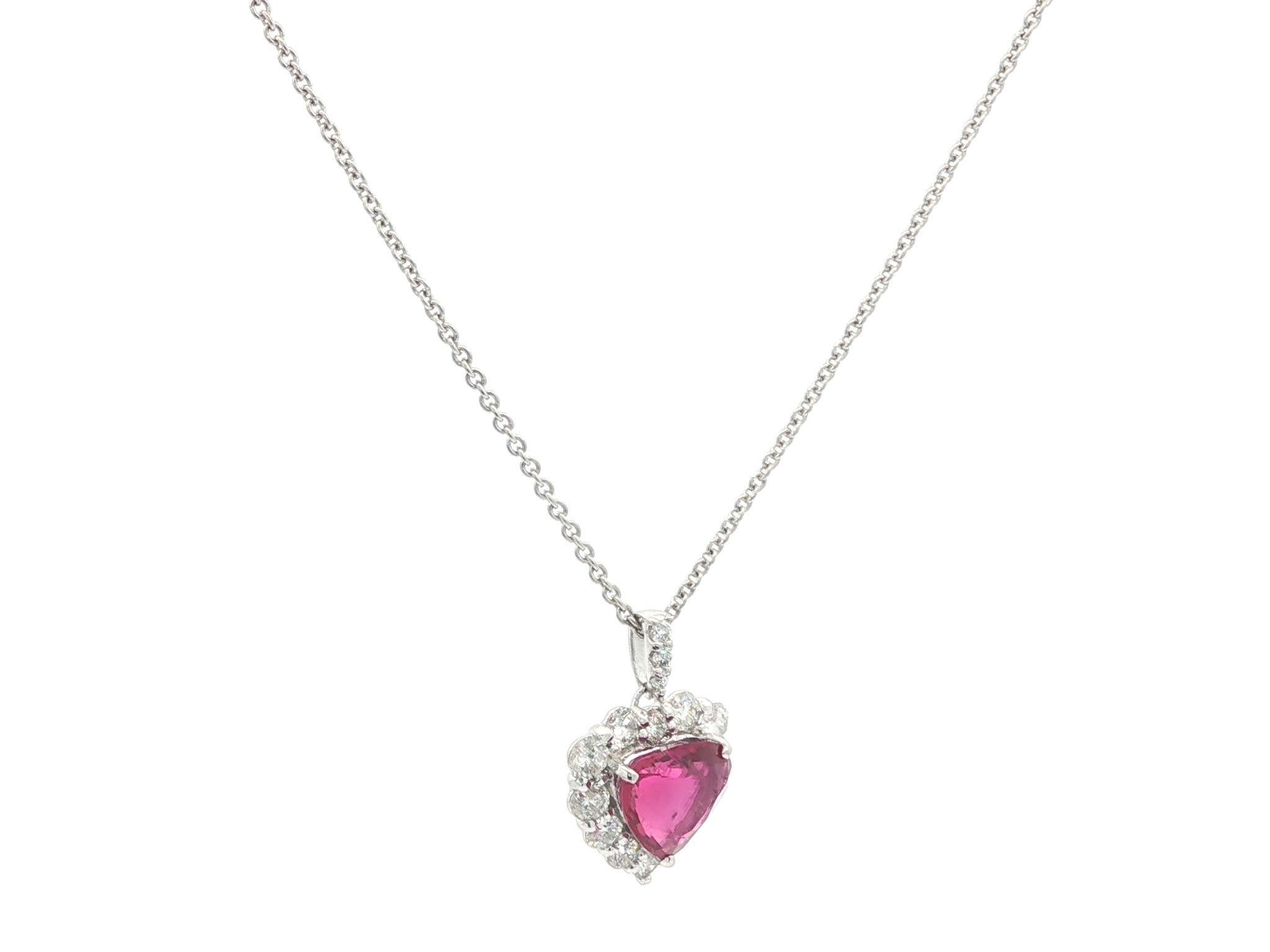 Collier en platine GIA 2.61ctw Vivid Diamonds avec pendentif halo en diamant Pour femmes en vente