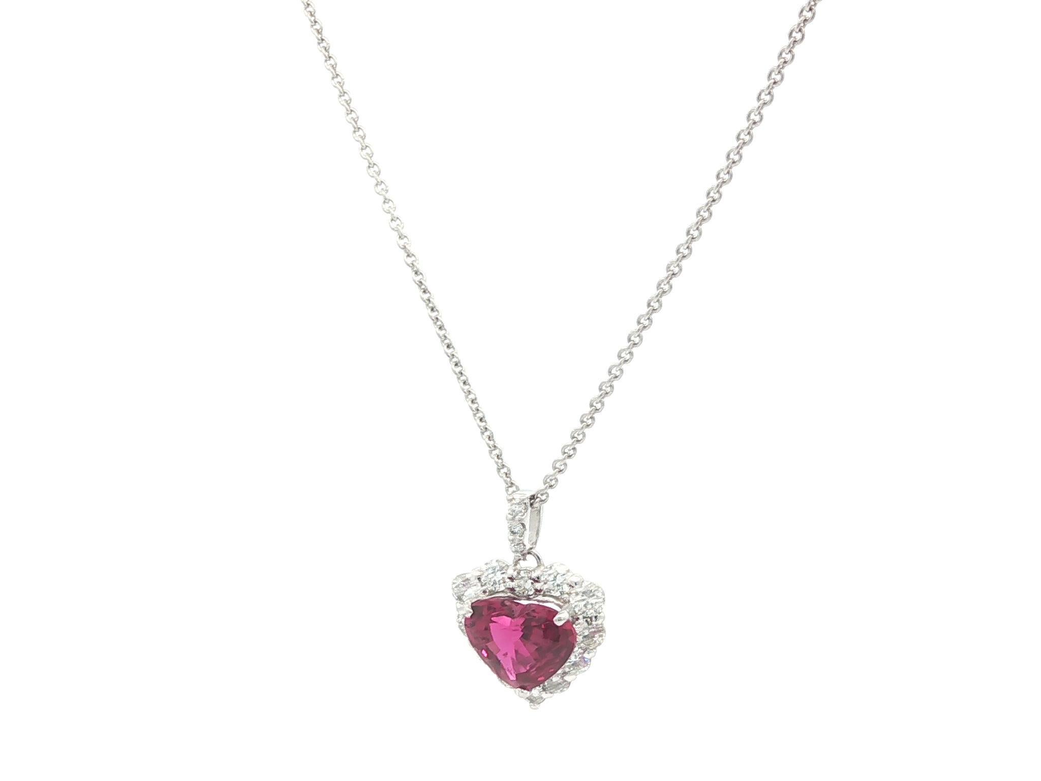 Collier en platine GIA 2.61ctw Vivid Diamonds avec pendentif halo en diamant en vente 1