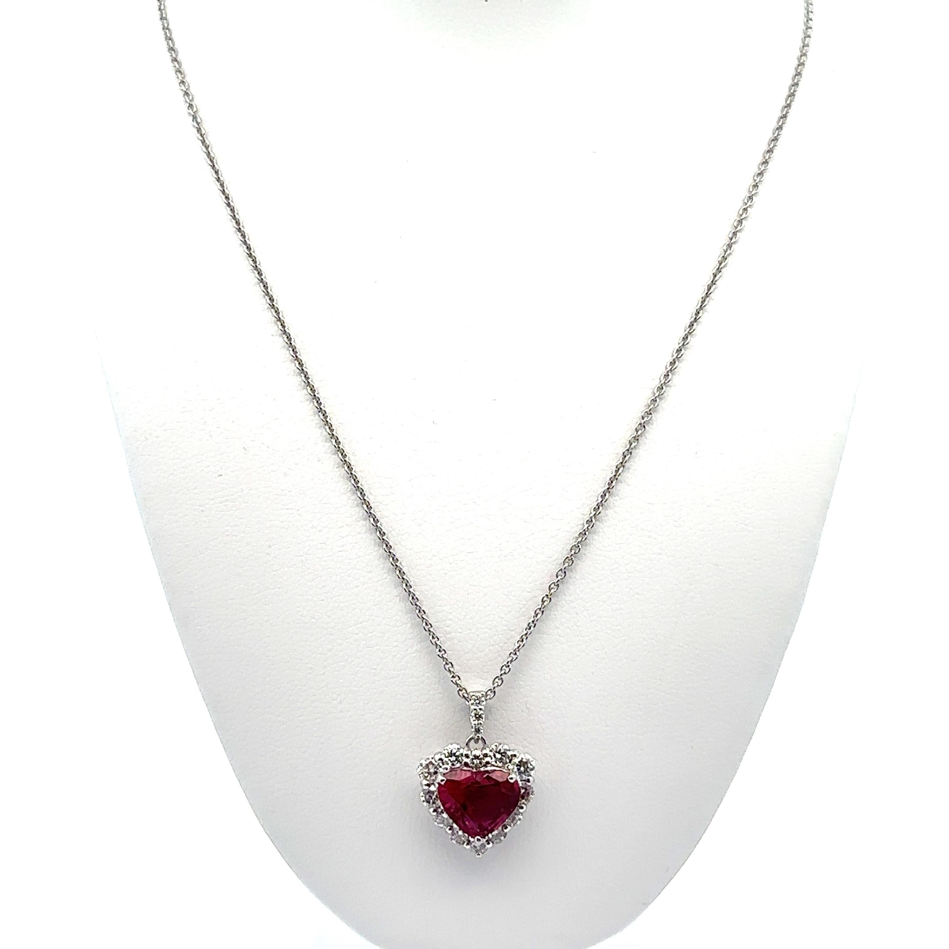 Collier en platine GIA 2.61ctw Vivid Diamonds avec pendentif halo en diamant en vente 2