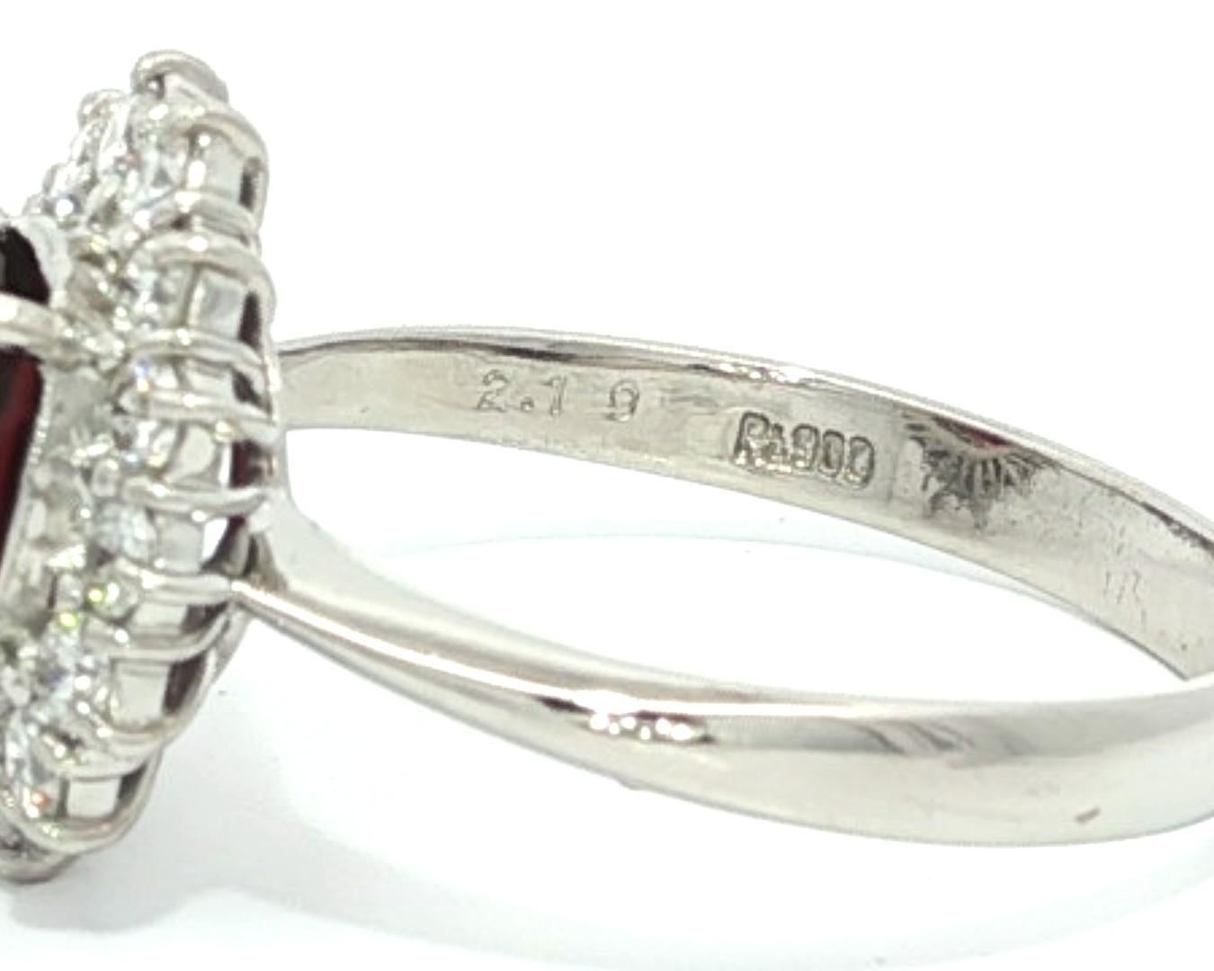 Platino GIA 2,69ctw Senza calore Spinello Rosso Profondo Cuscino Diamante Anello aureola in vendita 5