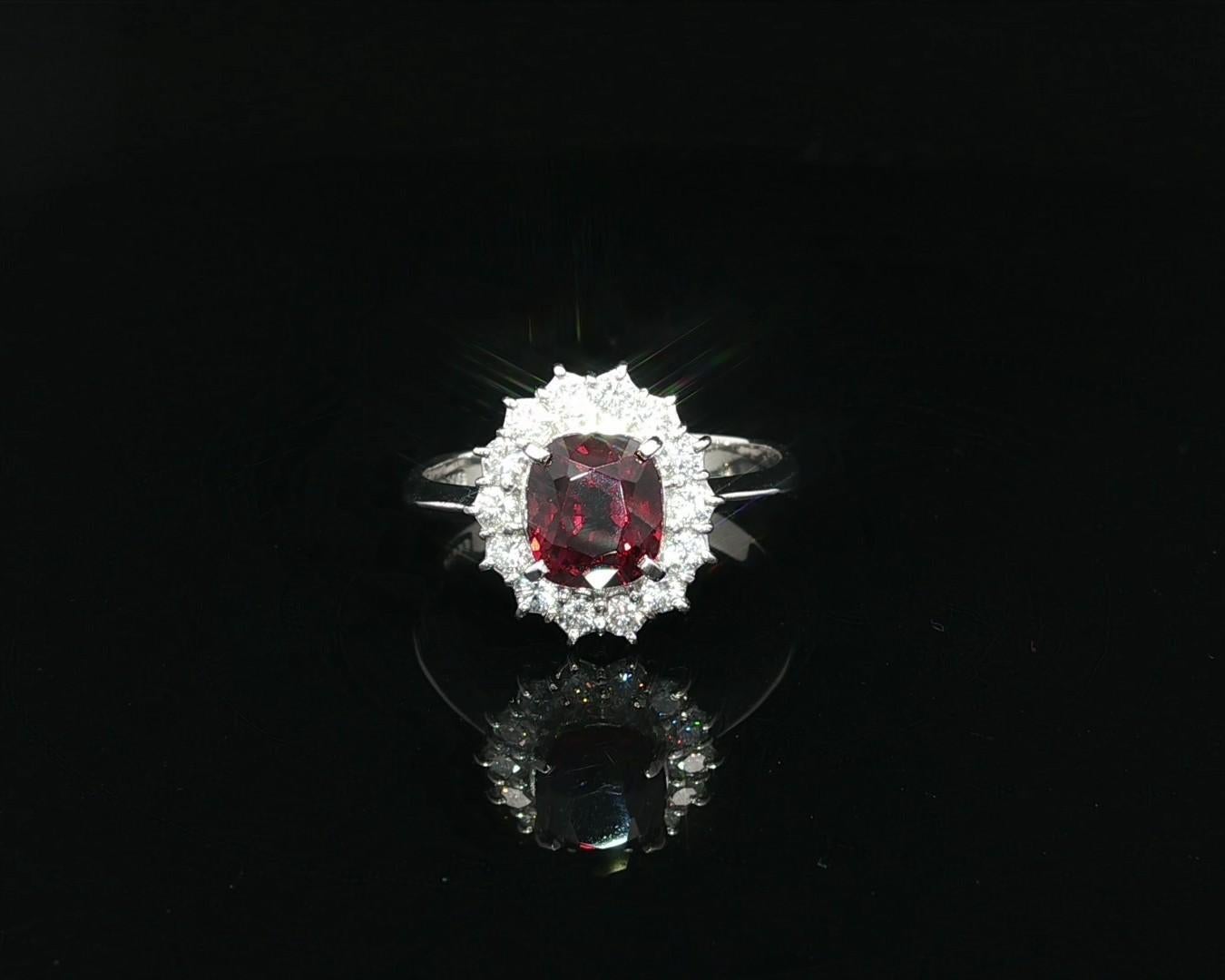 Platino GIA 2,69ctw Senza calore Spinello Rosso Profondo Cuscino Diamante Anello aureola in vendita 6