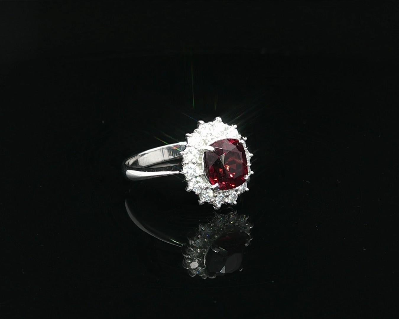 Platino GIA 2,69ctw Senza calore Spinello Rosso Profondo Cuscino Diamante Anello aureola in vendita 7