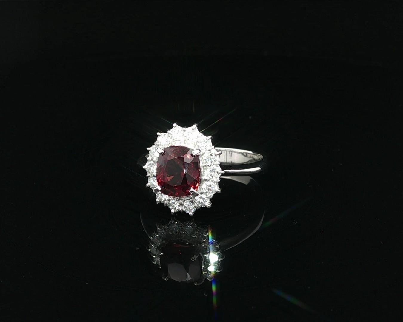 Platino GIA 2,69ctw Senza calore Spinello Rosso Profondo Cuscino Diamante Anello aureola in vendita 8