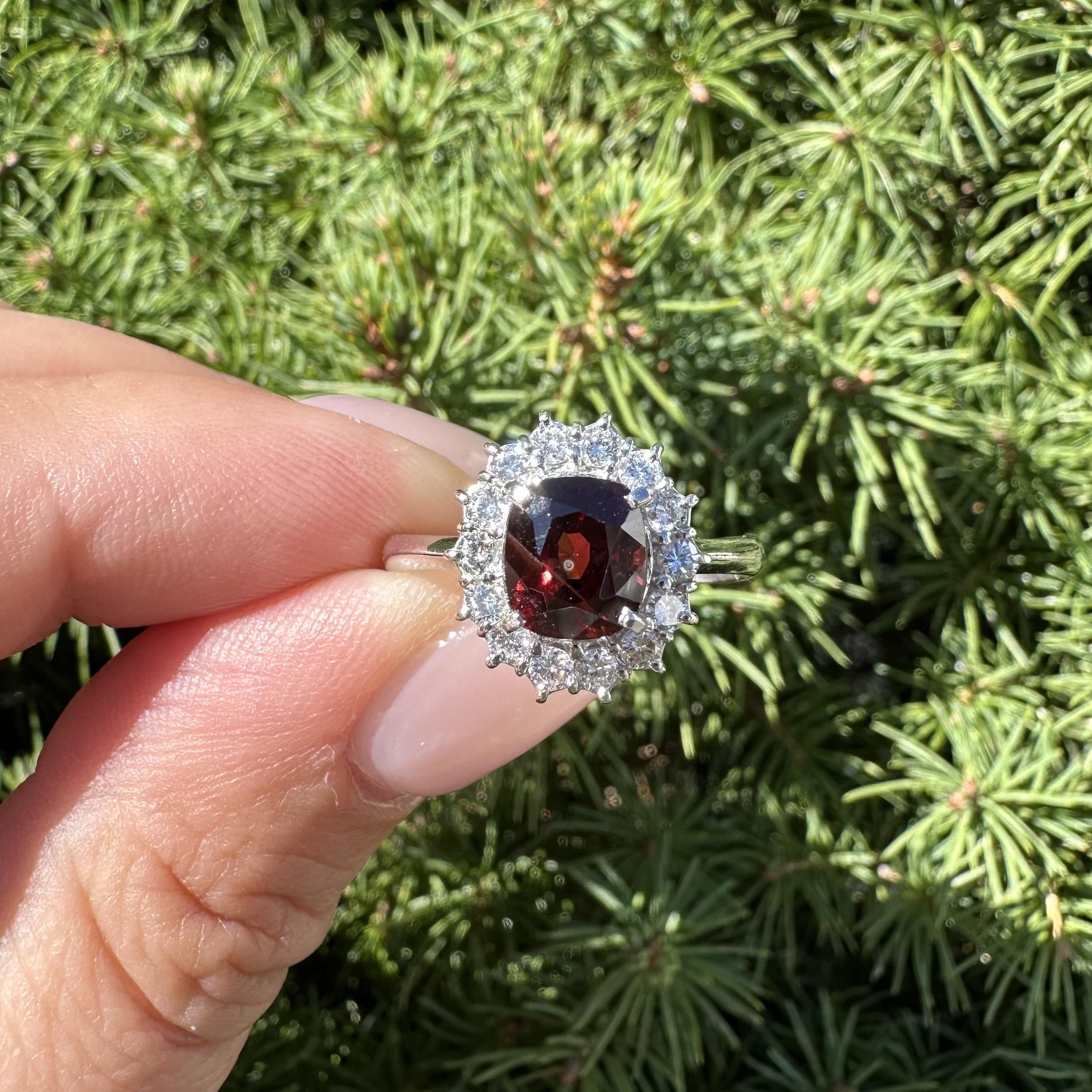 Platino GIA 2,69ctw Senza calore Spinello Rosso Profondo Cuscino Diamante Anello aureola in vendita 9