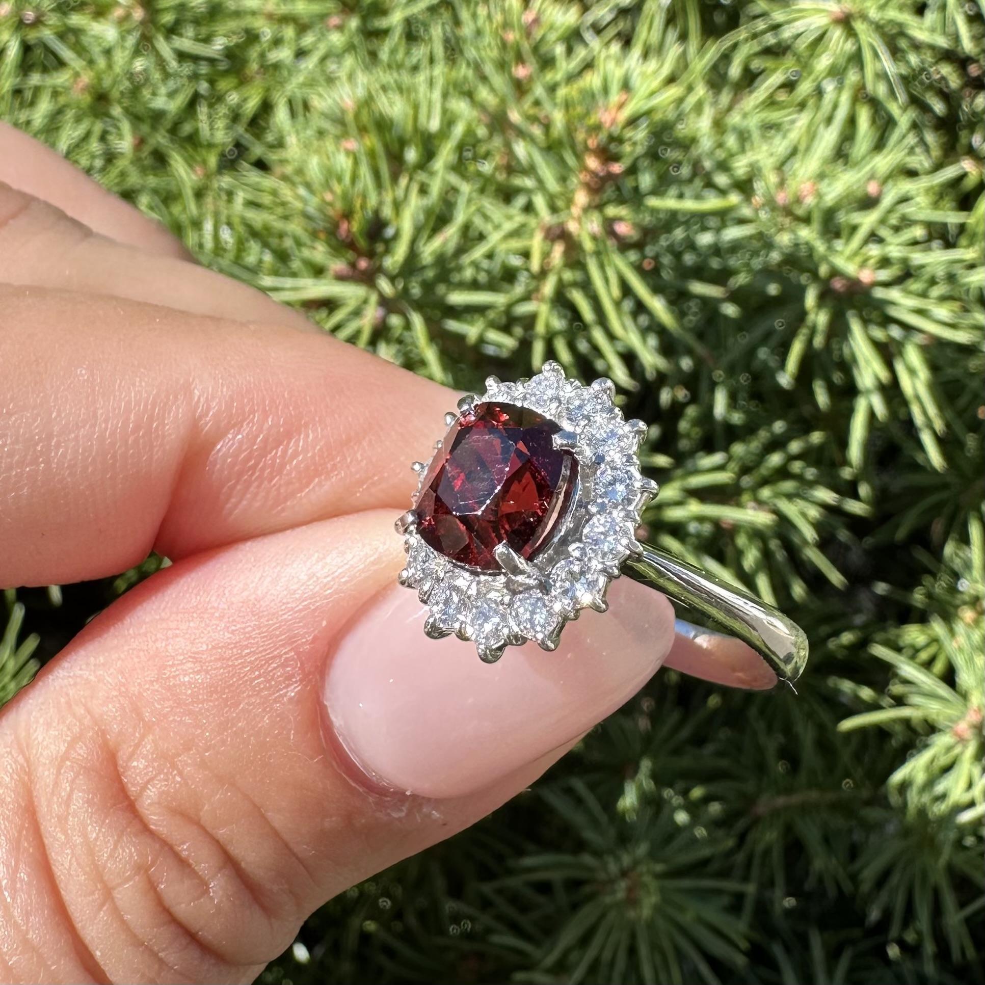 Platino GIA 2,69ctw Senza calore Spinello Rosso Profondo Cuscino Diamante Anello aureola in vendita 10