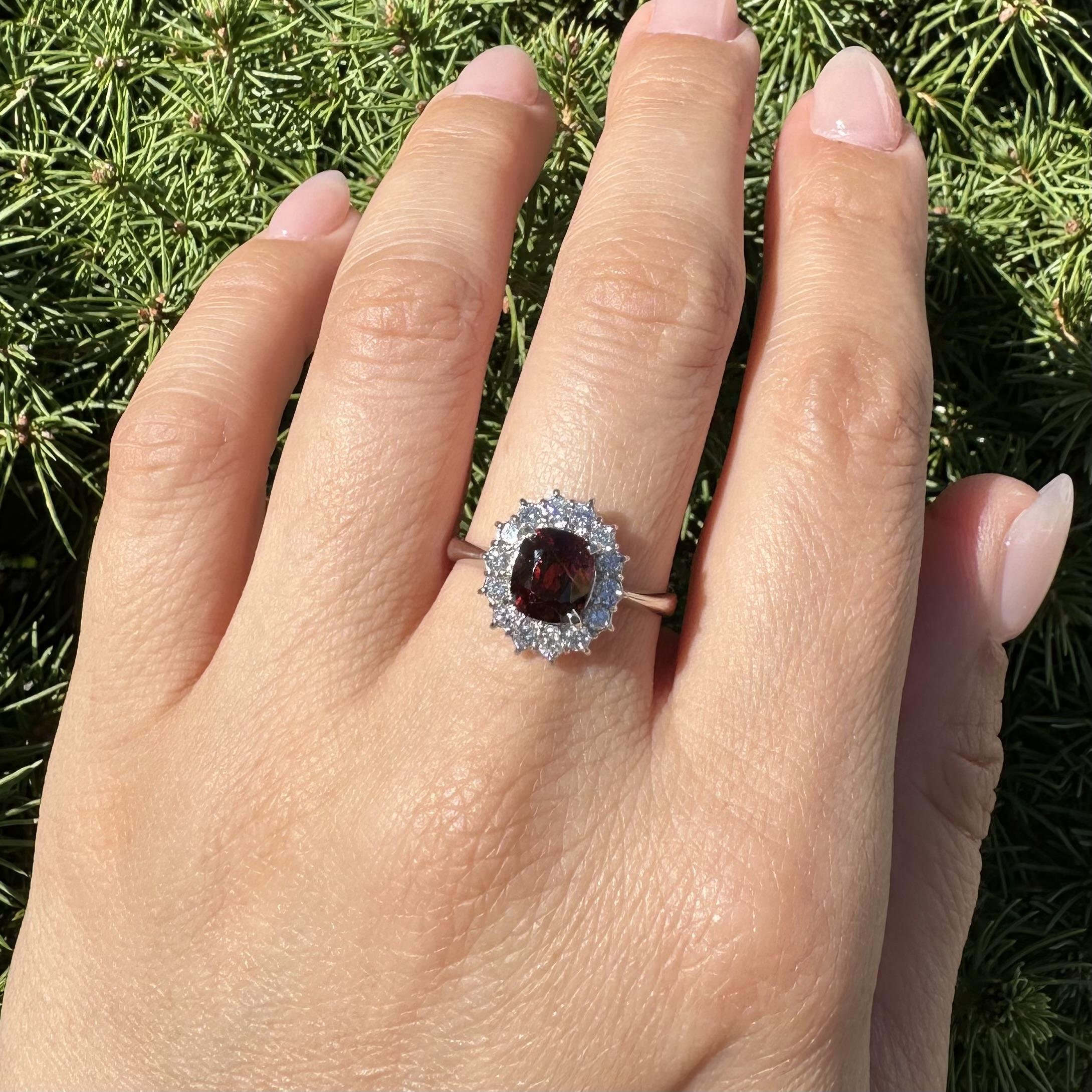 Taglio brillante Platino GIA 2,69ctw Senza calore Spinello Rosso Profondo Cuscino Diamante Anello aureola in vendita