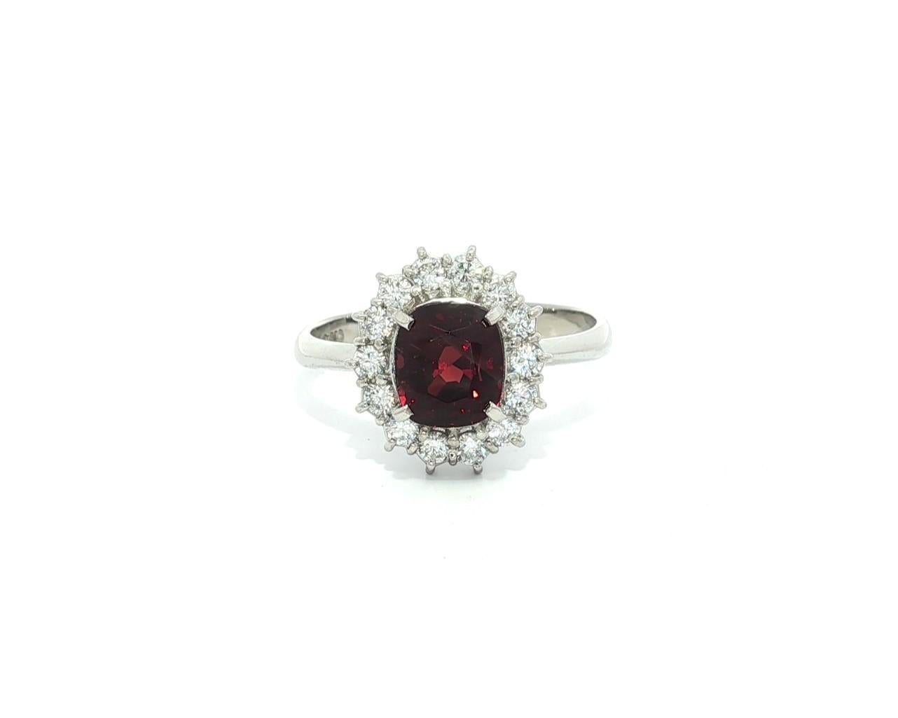 Platino GIA 2,69ctw Senza calore Spinello Rosso Profondo Cuscino Diamante Anello aureola In condizioni ottime in vendita a Montclair, NJ