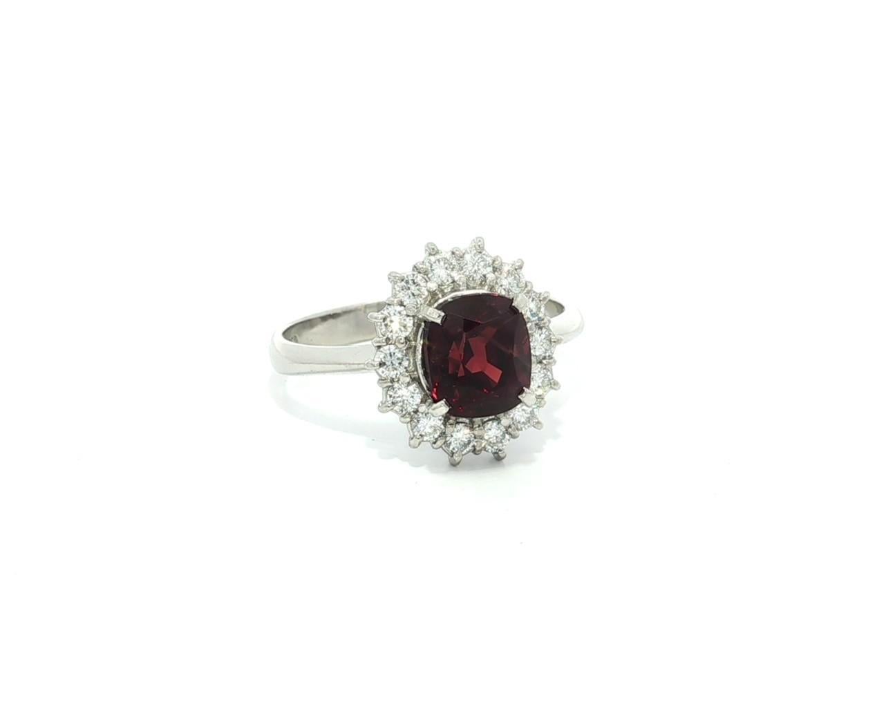 Donna Platino GIA 2,69ctw Senza calore Spinello Rosso Profondo Cuscino Diamante Anello aureola in vendita