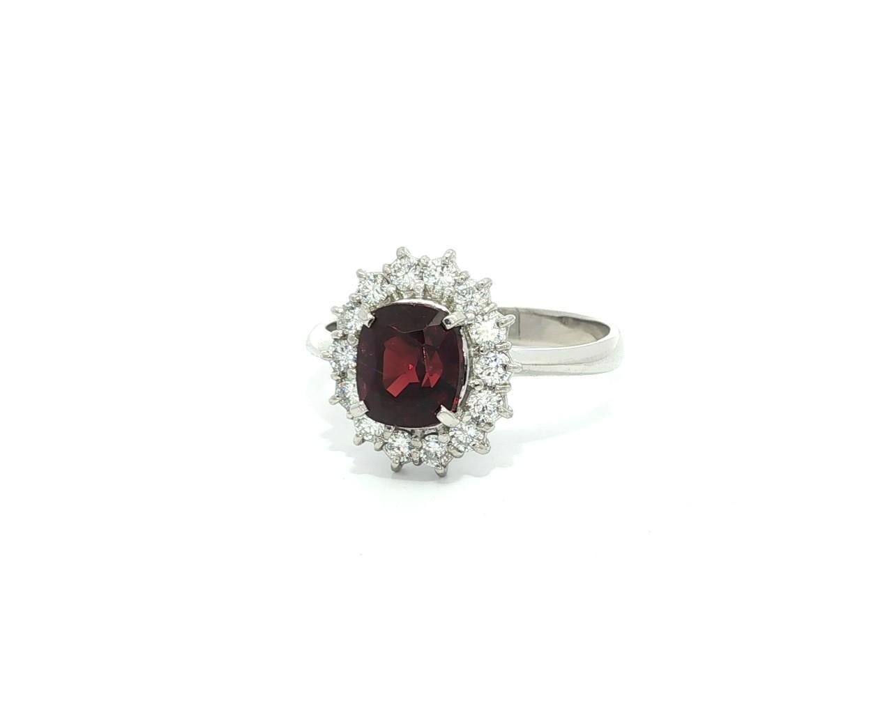 Platino GIA 2,69ctw Senza calore Spinello Rosso Profondo Cuscino Diamante Anello aureola in vendita 1