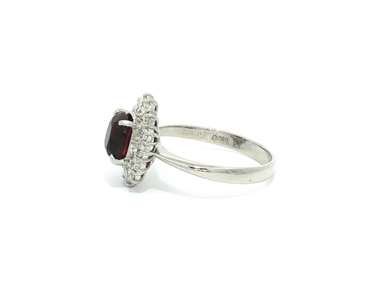 Platino GIA 2,69ctw Senza calore Spinello Rosso Profondo Cuscino Diamante Anello aureola in vendita 2