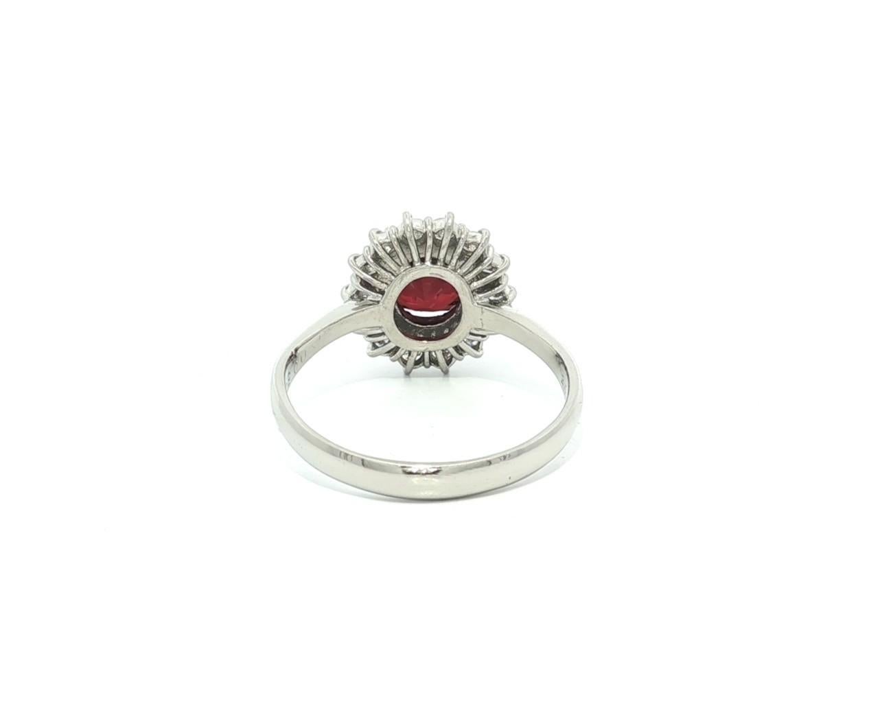 Platino GIA 2,69ctw Senza calore Spinello Rosso Profondo Cuscino Diamante Anello aureola in vendita 3