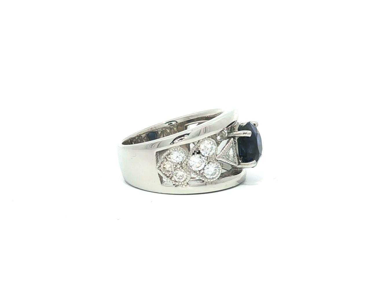 Platino GIA 2,74ctw zaffiro a cuscino con diamanti ai lati della fascia larga in vendita 5