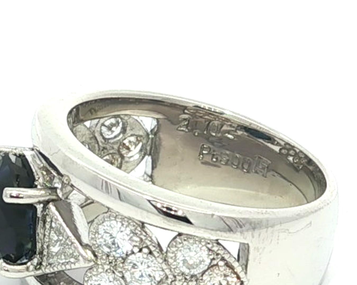 Platino GIA 2,74ctw zaffiro a cuscino con diamanti ai lati della fascia larga in vendita 6