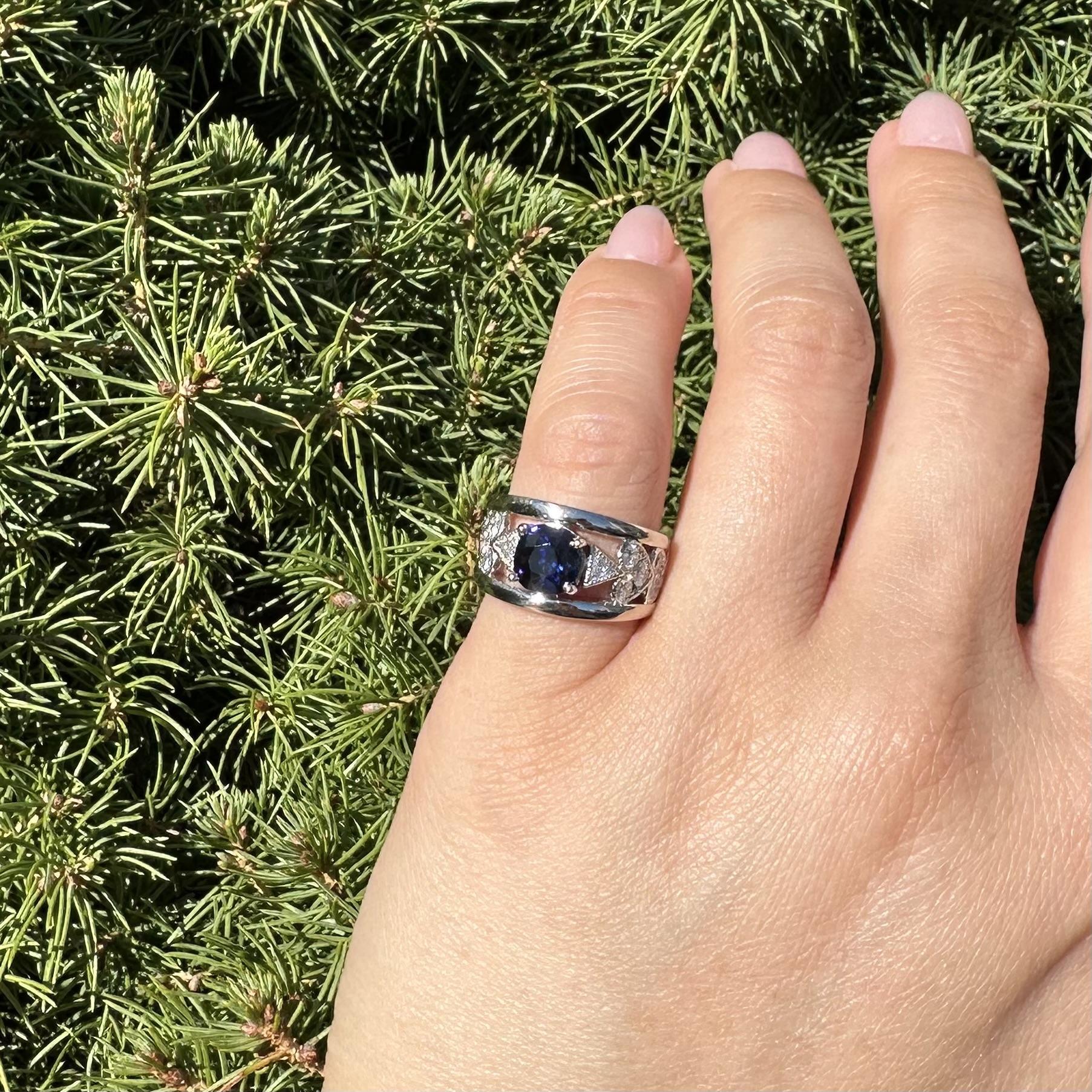 Platino GIA 2,74ctw zaffiro a cuscino con diamanti ai lati della fascia larga in vendita 10