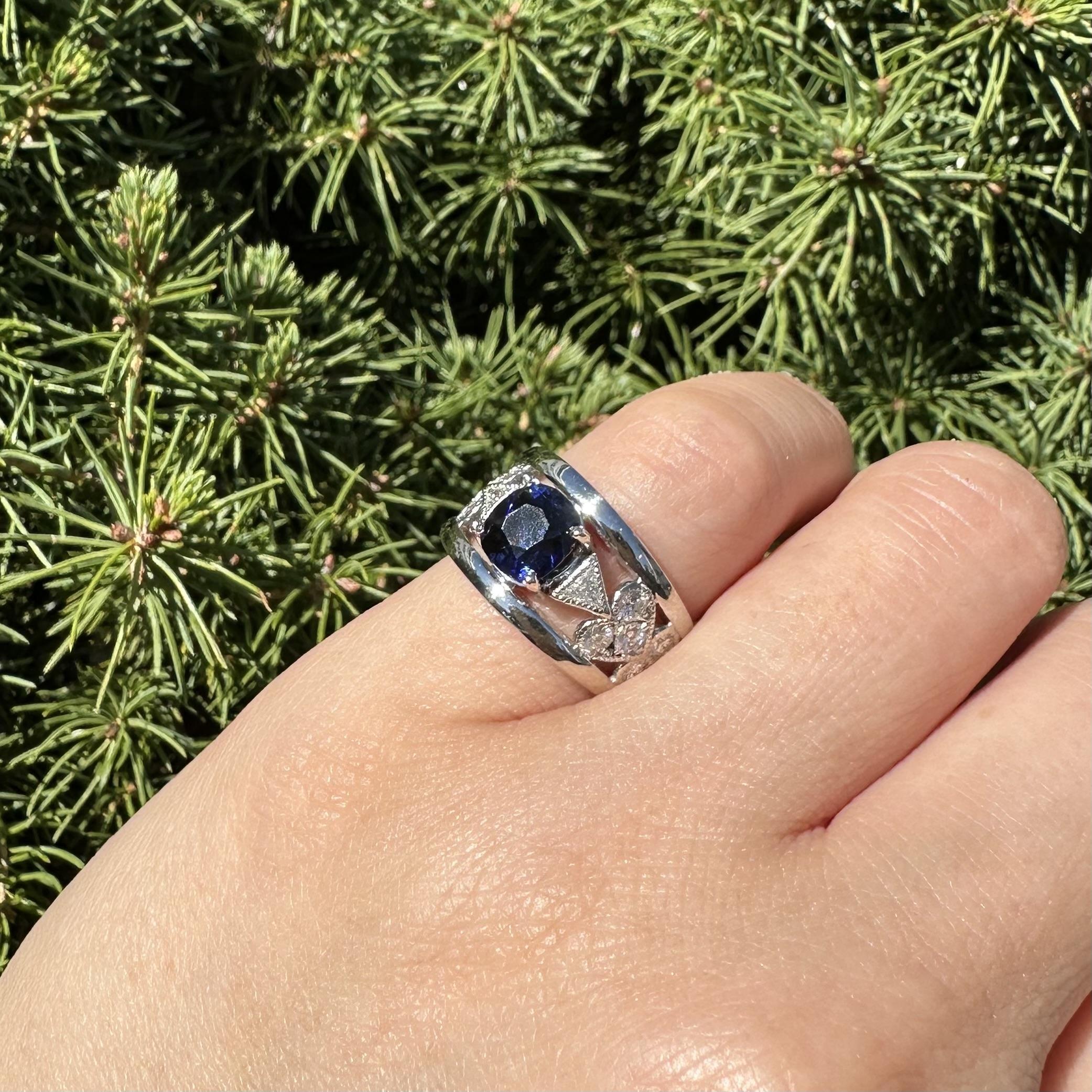 Platino GIA 2,74ctw zaffiro a cuscino con diamanti ai lati della fascia larga in vendita 11