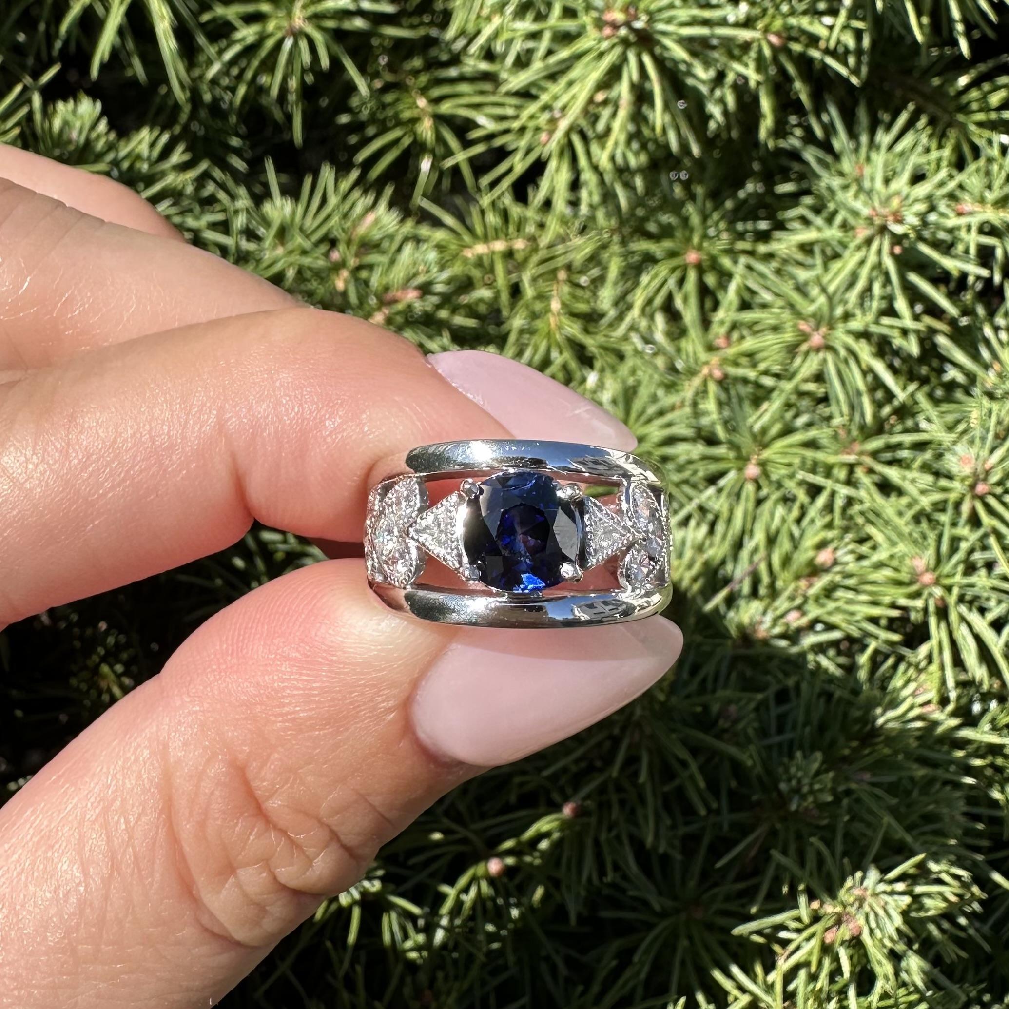 Platino GIA 2,74ctw zaffiro a cuscino con diamanti ai lati della fascia larga in vendita 12