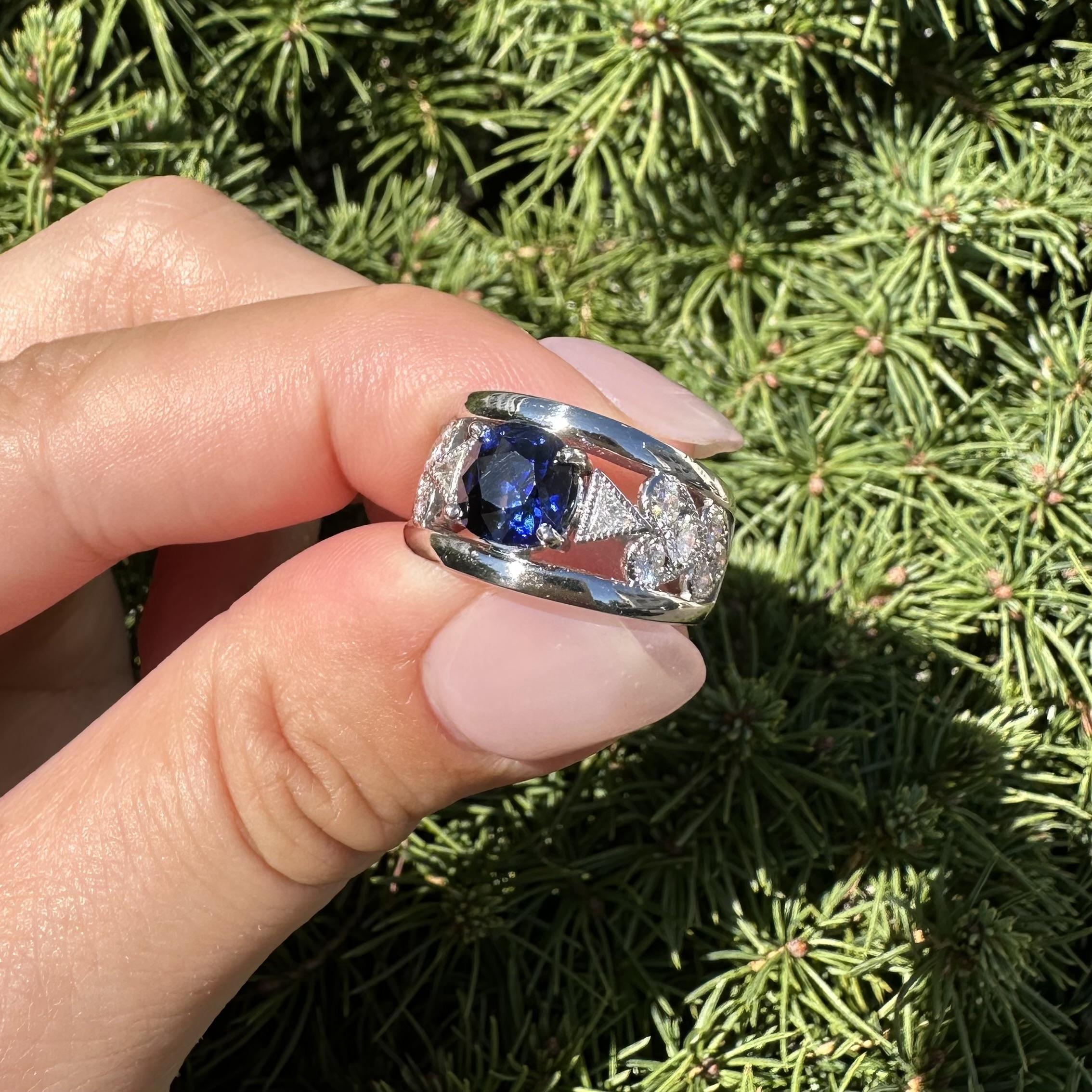 Platino GIA 2,74ctw zaffiro a cuscino con diamanti ai lati della fascia larga in vendita 13