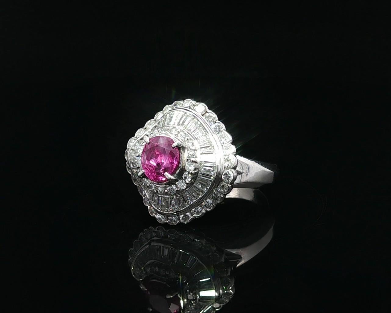 Platino GIA 2,77ctw Ceilán Vívido Zafiro Rosa Diamante Anillo Bailarina Ondulado en Excelente estado para la venta en Montclair, NJ