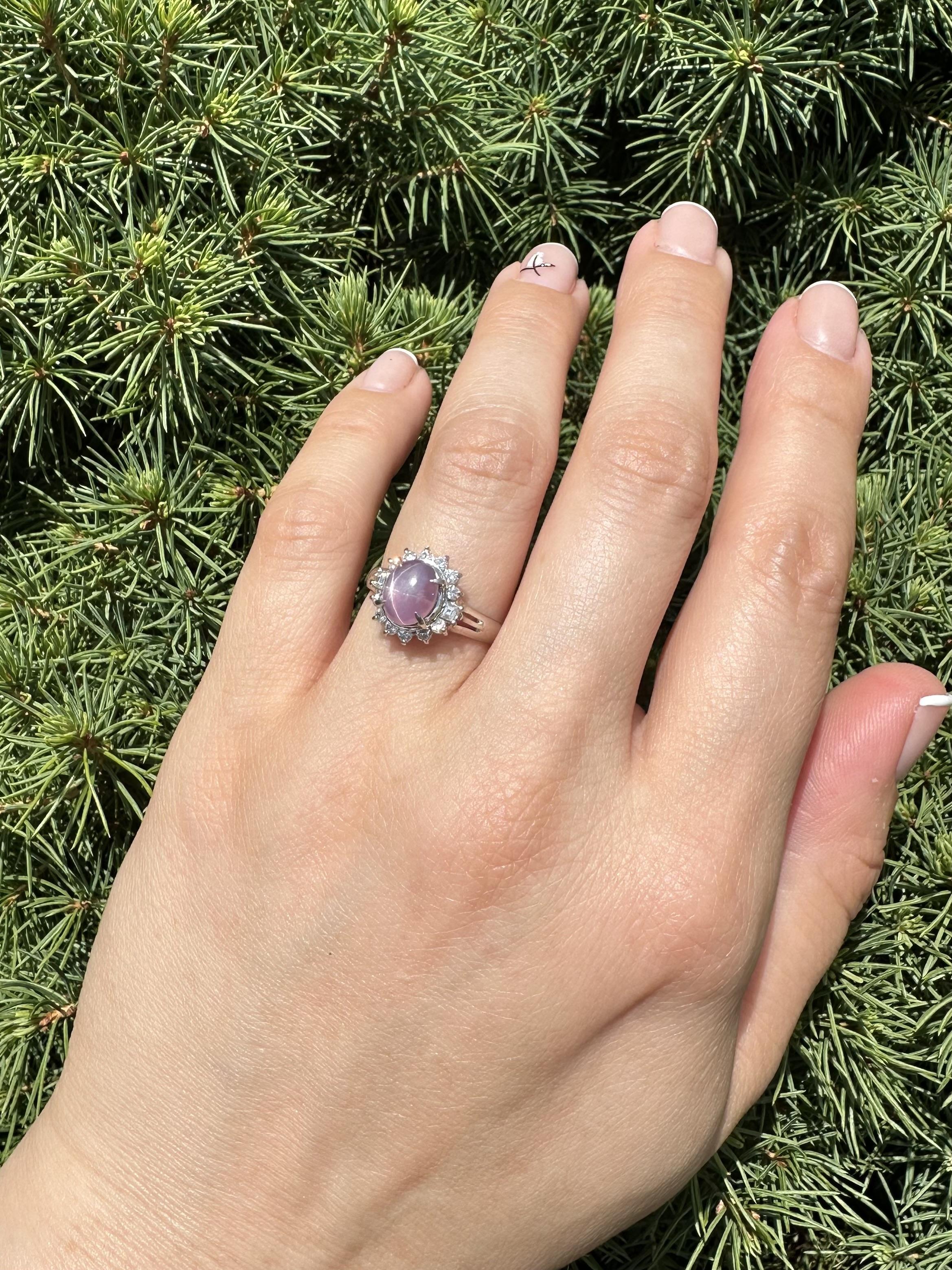 Platino GIA 2,78ctw Zaffiro rosa viola con zaffiro aureolato con diamante in vendita 1