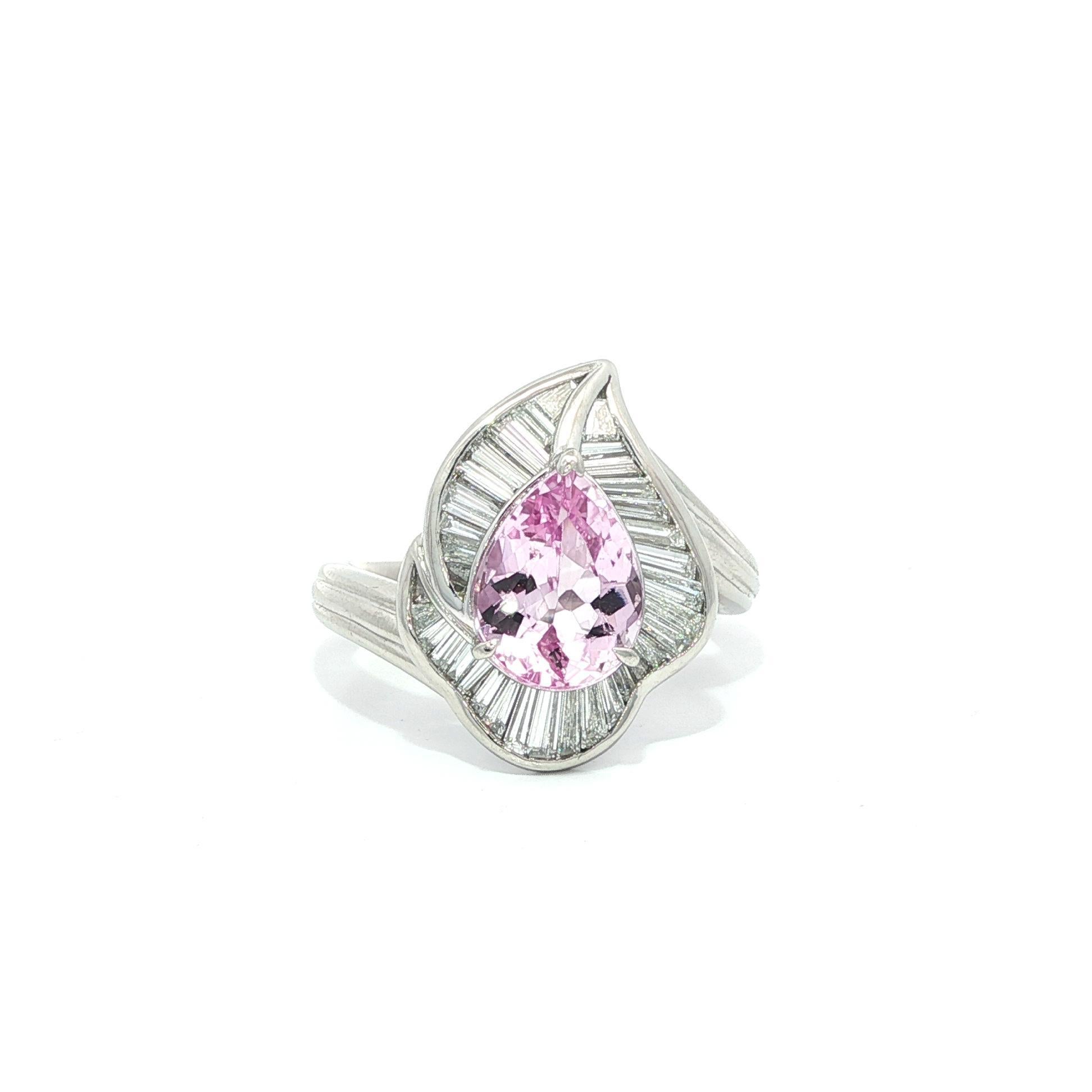 Bague en platine GIA 2.8ctw Topaze rose taille poire avec diamant baguette en forme de feuille en vente