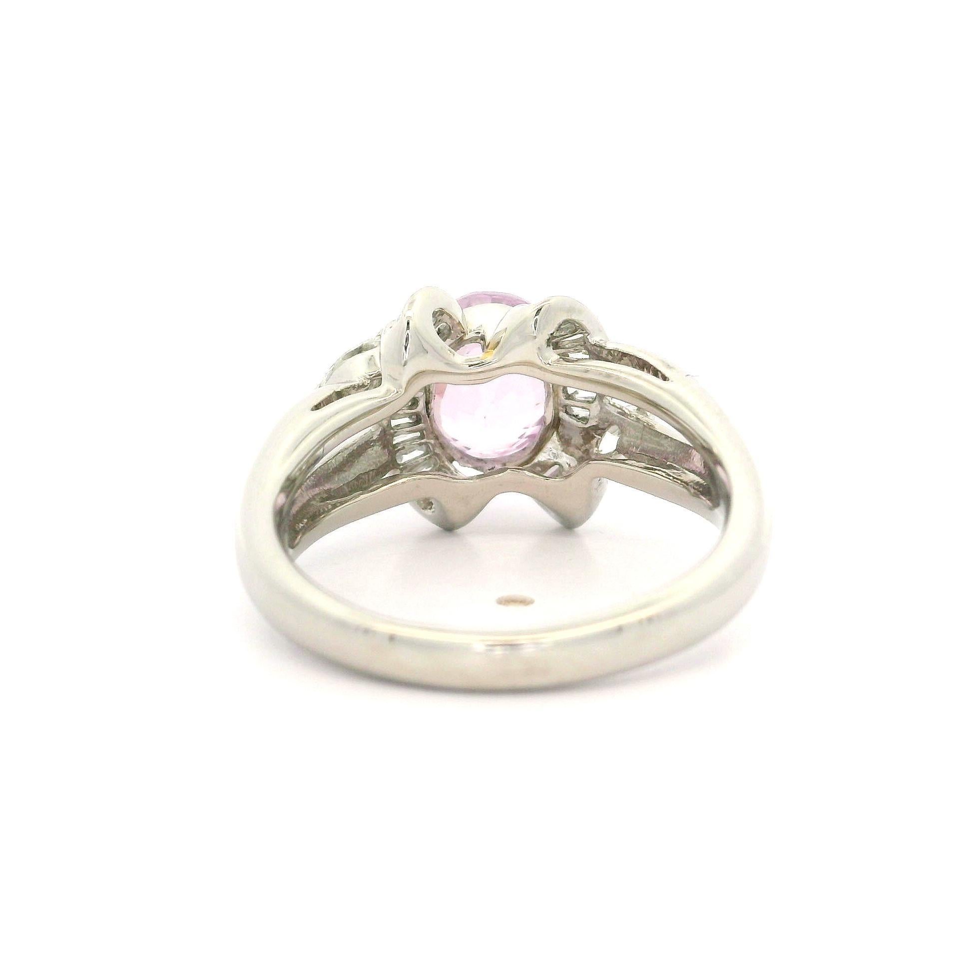 Anillo de Platino GIA 2.99ctw Zafiro Rosa Pastel Oval con Diamante Baguette en venta 5