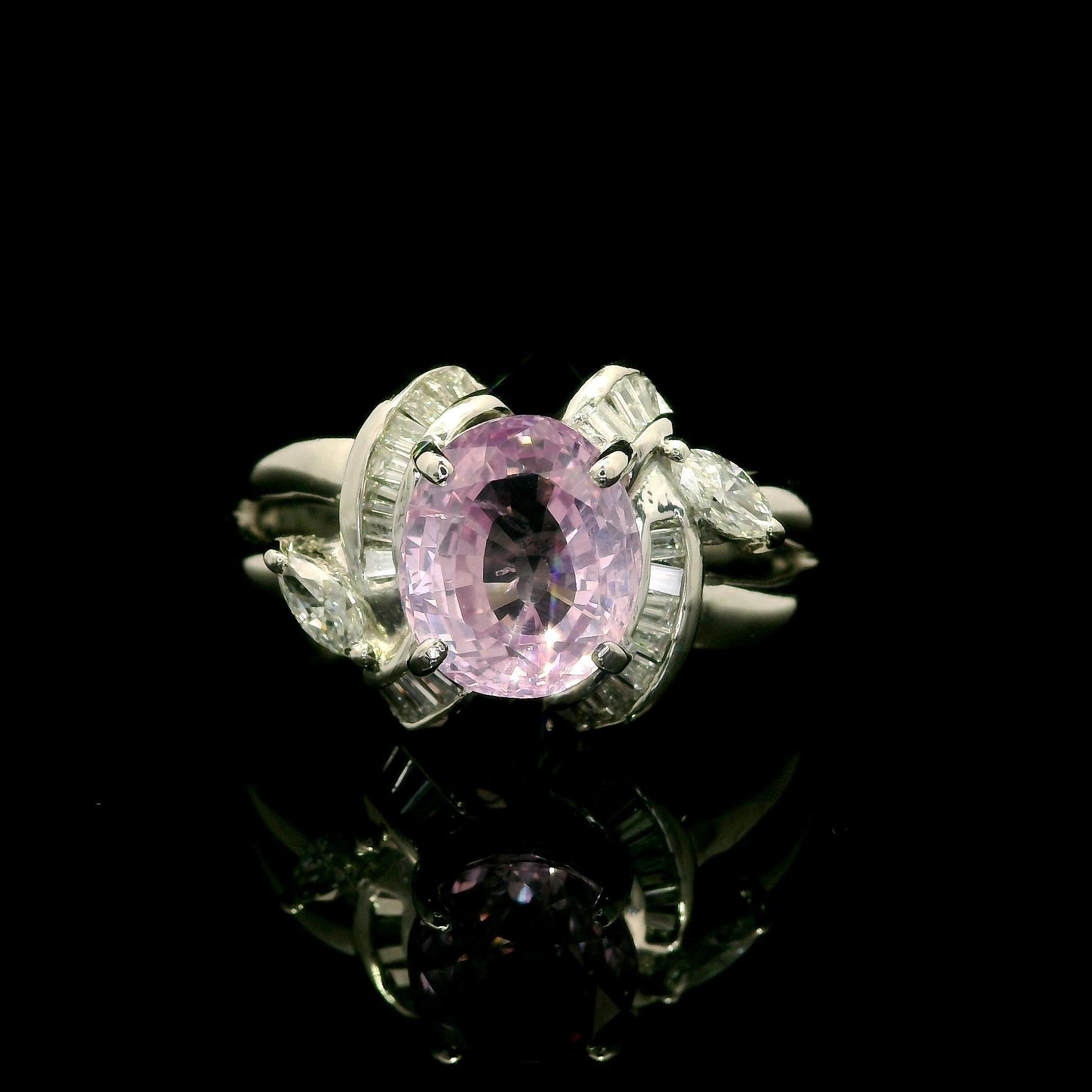 Anillo de Platino GIA 2.99ctw Zafiro Rosa Pastel Oval con Diamante Baguette en venta 6
